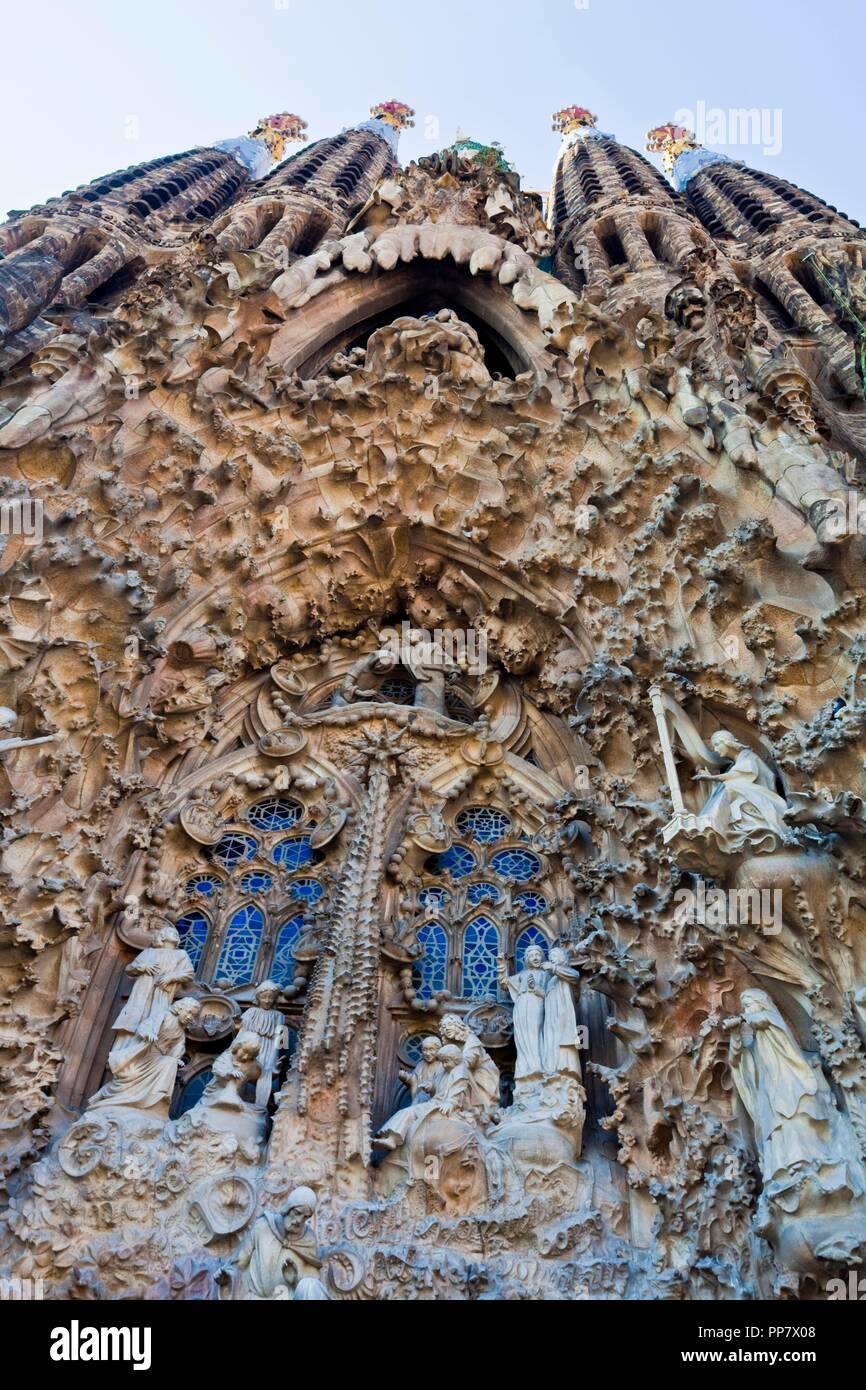 Barcelone, Catalogne, Espagne. Basilique de la Sagrada Familia, par Antonio Gaudi (1852-1926). Façade de la nativité. La naissance de Jésus. De style moderniste. Banque D'Images
