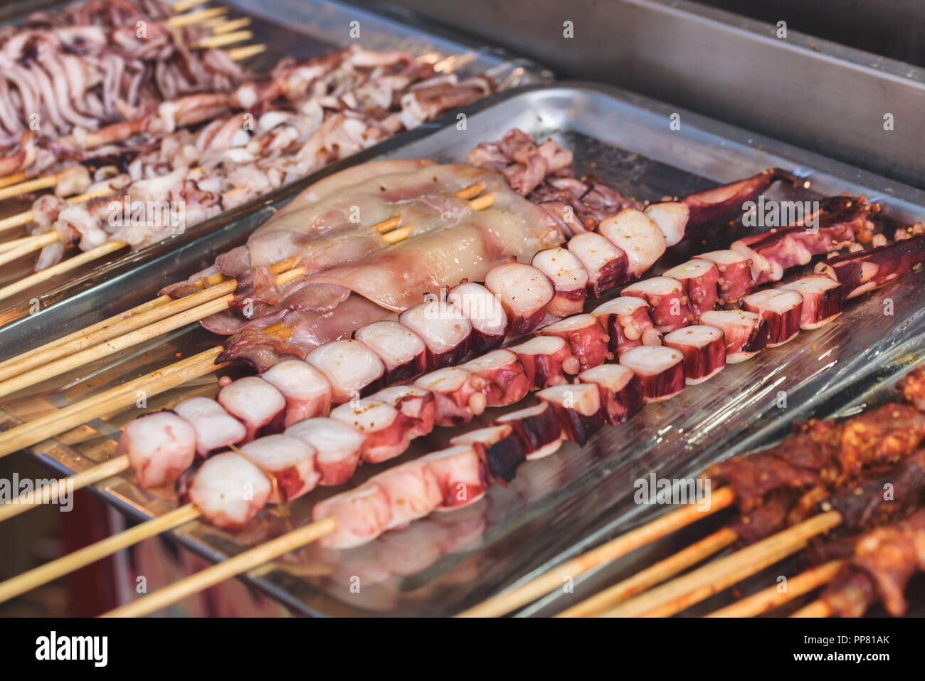 L'alimentation de rue en Asie. Squid sur un bâton. Banque D'Images