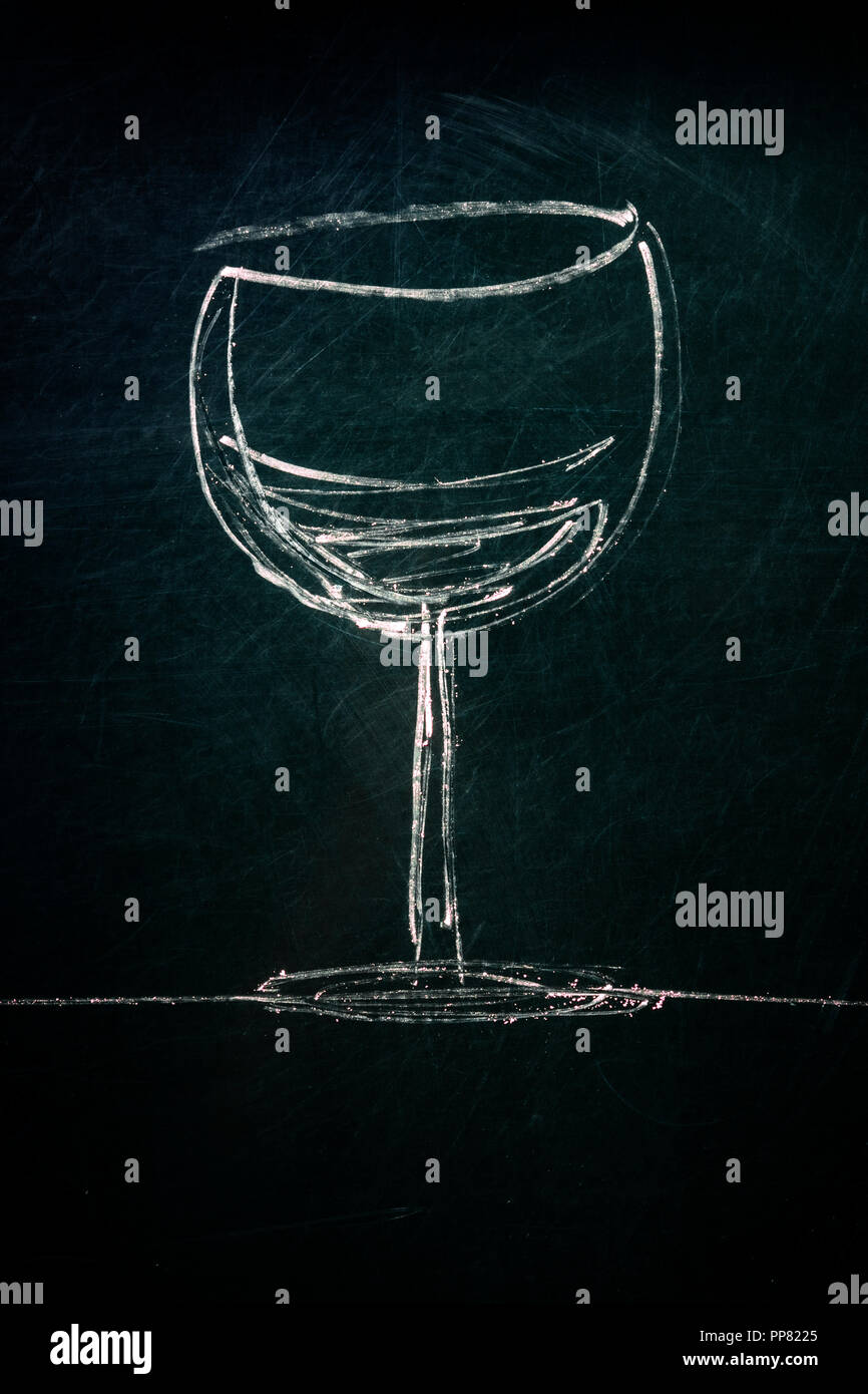 Une photo d'un dessin simple d'un verre de vin, fait avec de la craie sur un tableau noir, avec une place pour le texte Banque D'Images