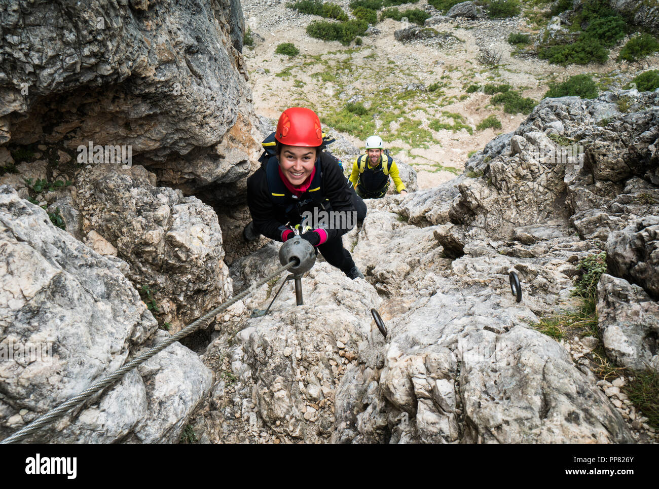 Deux jeunes alpinistes attrayant dans les Dolomites de l'italie Banque D'Images