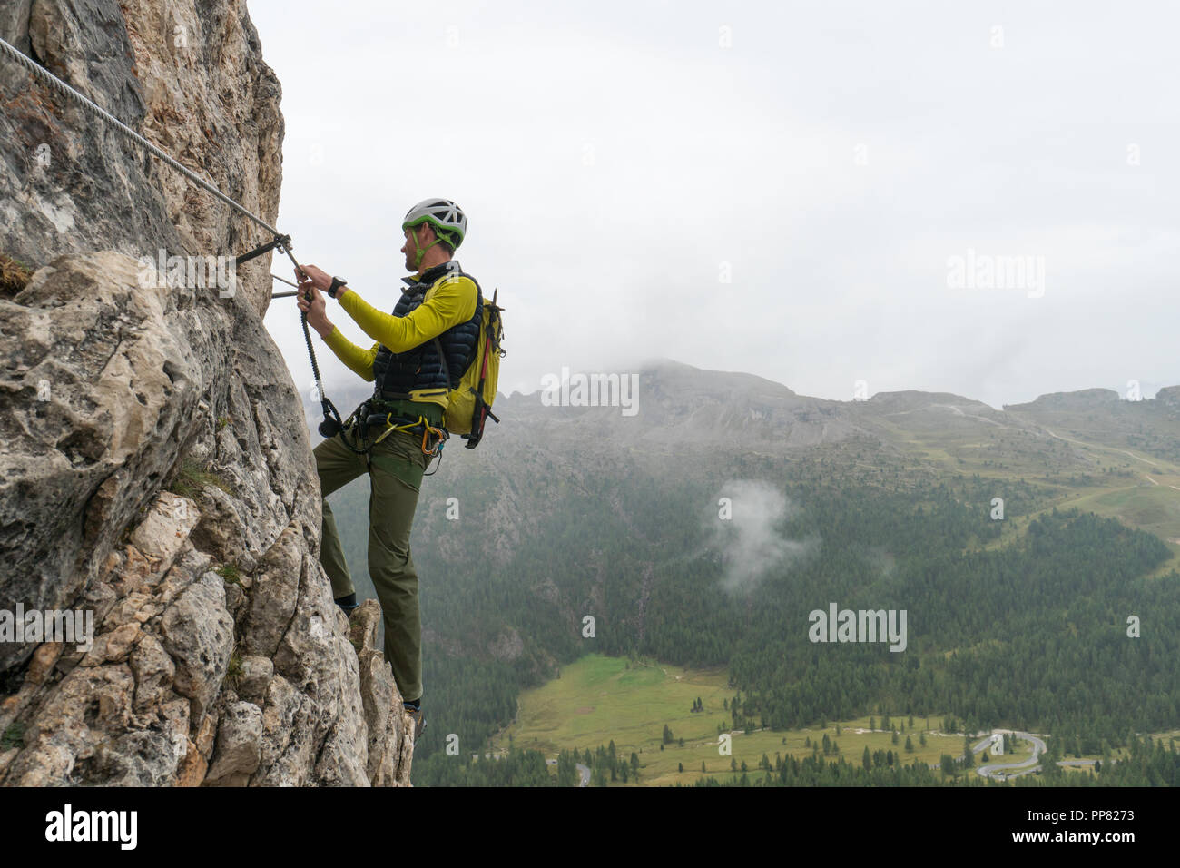 Young attractive male d'alpiniste dans les Dolomites de l'italie Banque D'Images