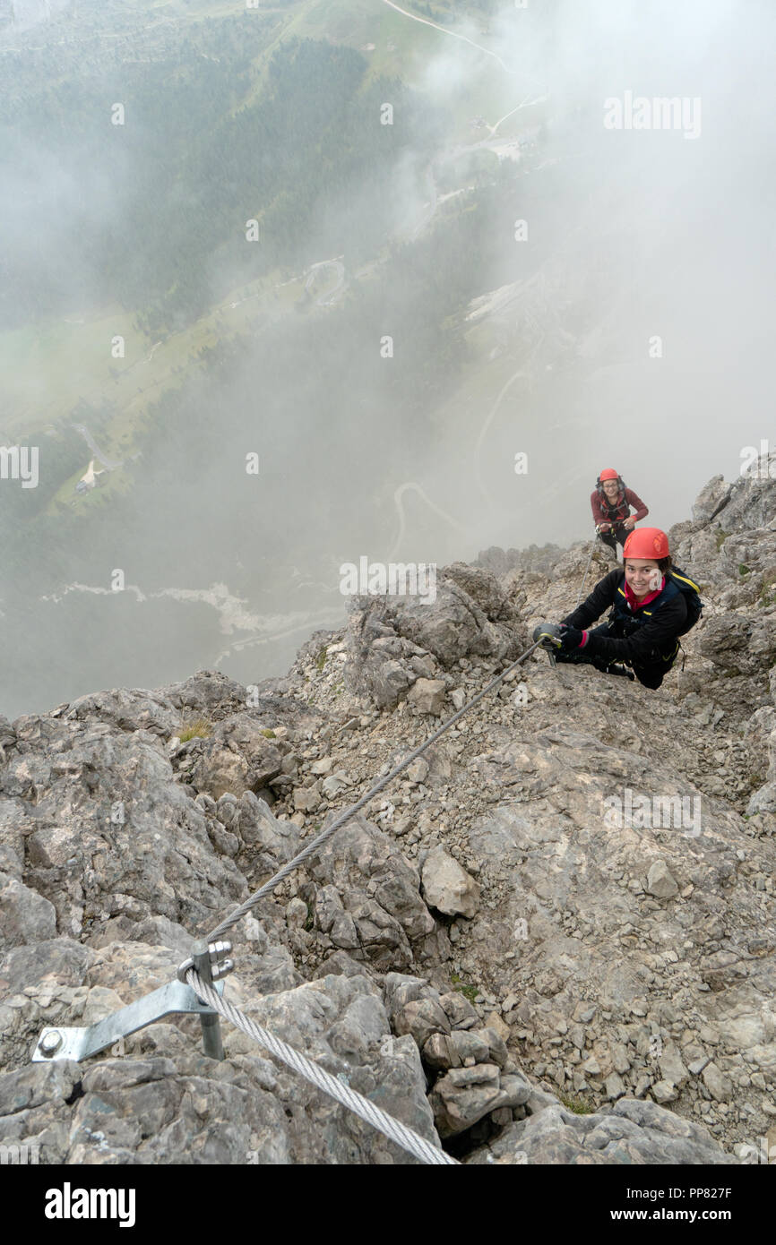 Deux jeunes femmes attrayantes d'alpinistes dans les Dolomites de l'italie Banque D'Images