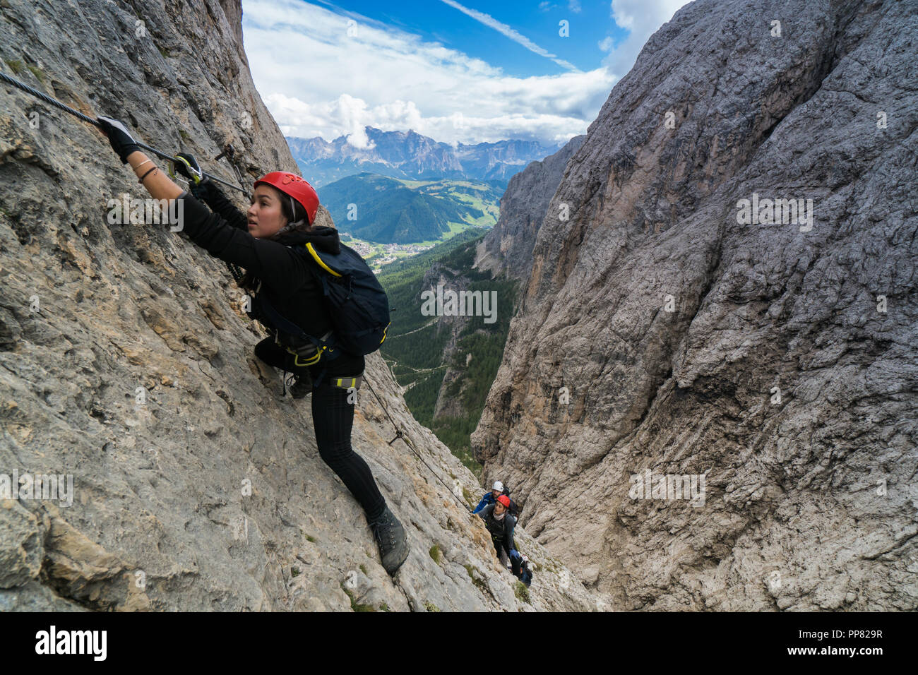 Trois alpinistes sur une via ferrata dans les Dolomites en Alta Badia Banque D'Images