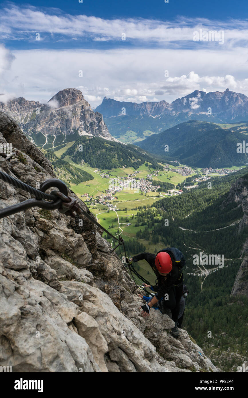Jolie jeune femme d'alpiniste sur une via ferrata dans les Dolomites en Alta Badia Banque D'Images