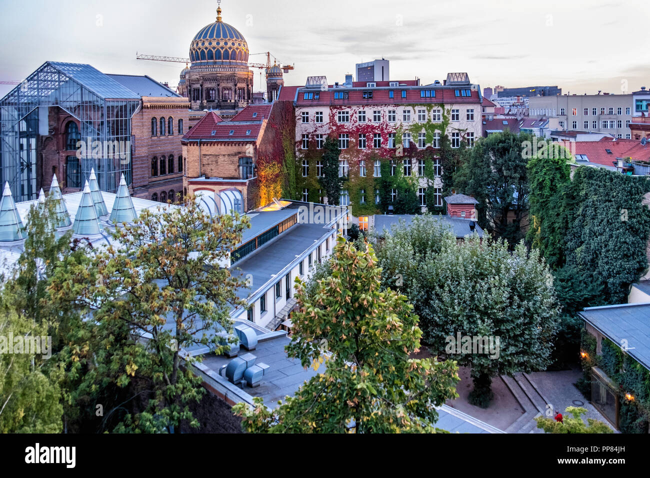 Berlin-Mitte. Vue sur le toit du dôme orné de nouveau au-dessus de Jewsh Heckmanhofe Synagogue et cour intérieure Banque D'Images