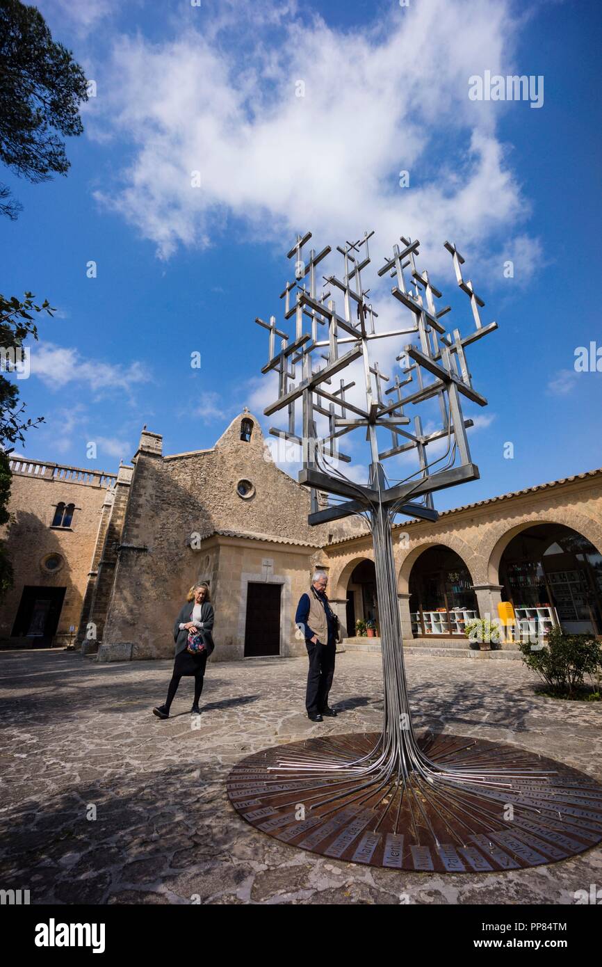 Creu de Les Creus, Una escultura realizada por el artista Jaume Falconer y el herrero Toni Sastre, jugando con la idée árbol del de la ciencia de Ramon Llull, santuario de Cura, en la cima de la Montaña de Randa, Algaida, Mallorca, Iles Baléares, Espagne, Europe. Banque D'Images