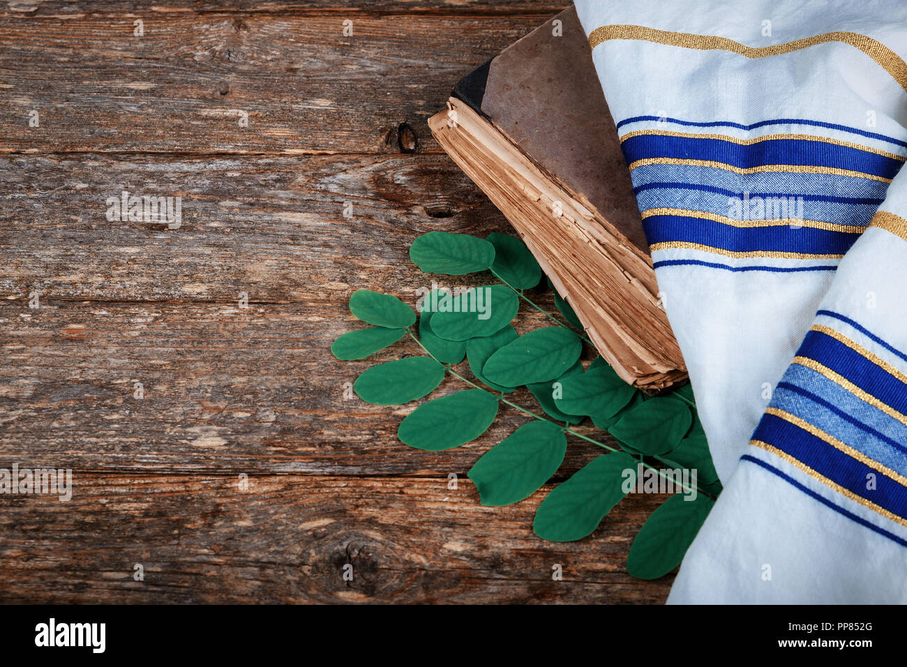 Livre de prière juive de jours sur une table en bois Banque D'Images