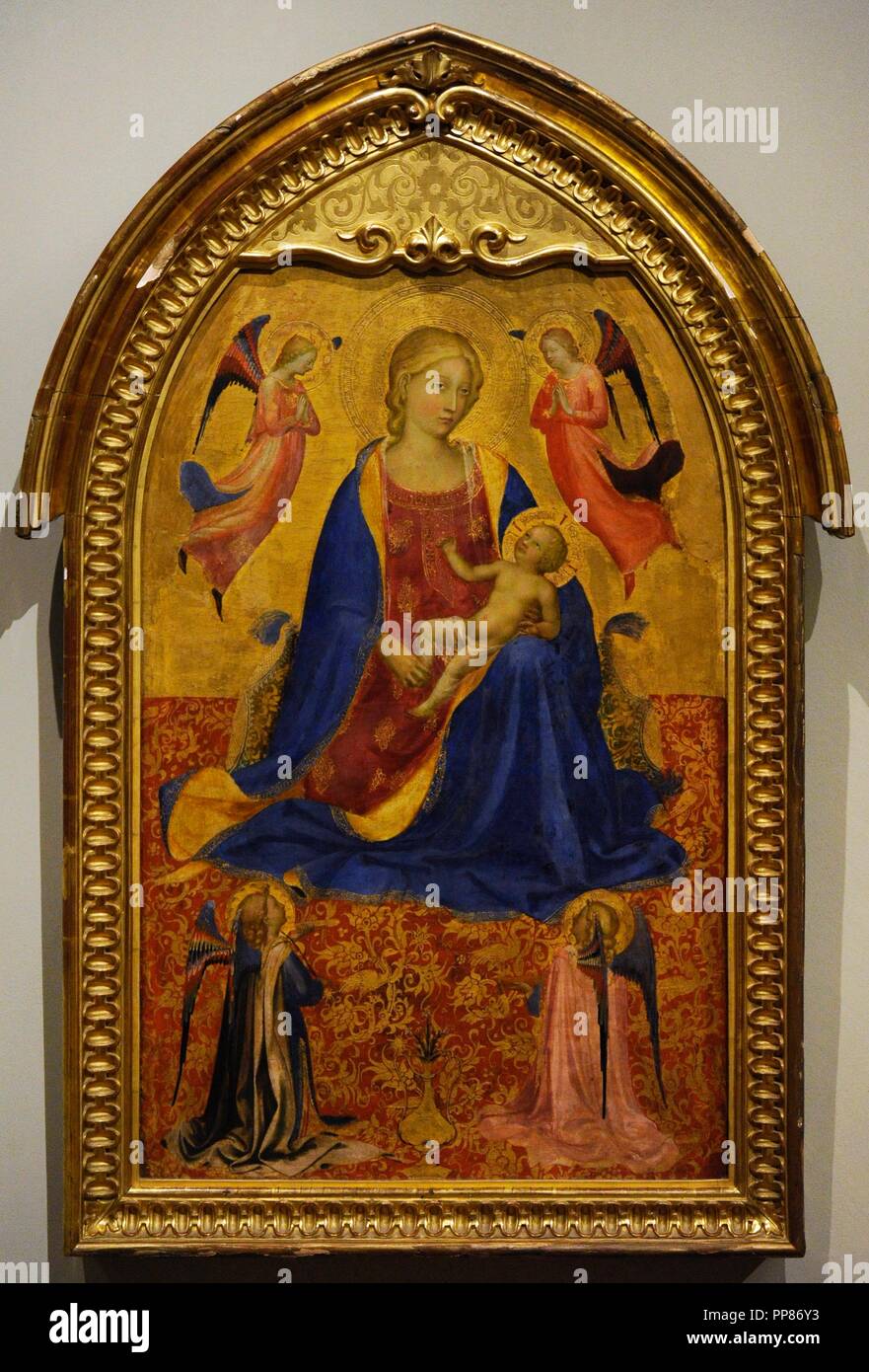 Fra Beato Angelico, (ch. 1395-1455). Peintre de la Renaissance italienne au début. L'école florentine. Vierge à l'enfant avec quatre Cecilia Caballero,  début 1420s. Tempera sur panneau. Le Musée de l'Ermitage. Saint Petersburg. La Russie. Banque D'Images