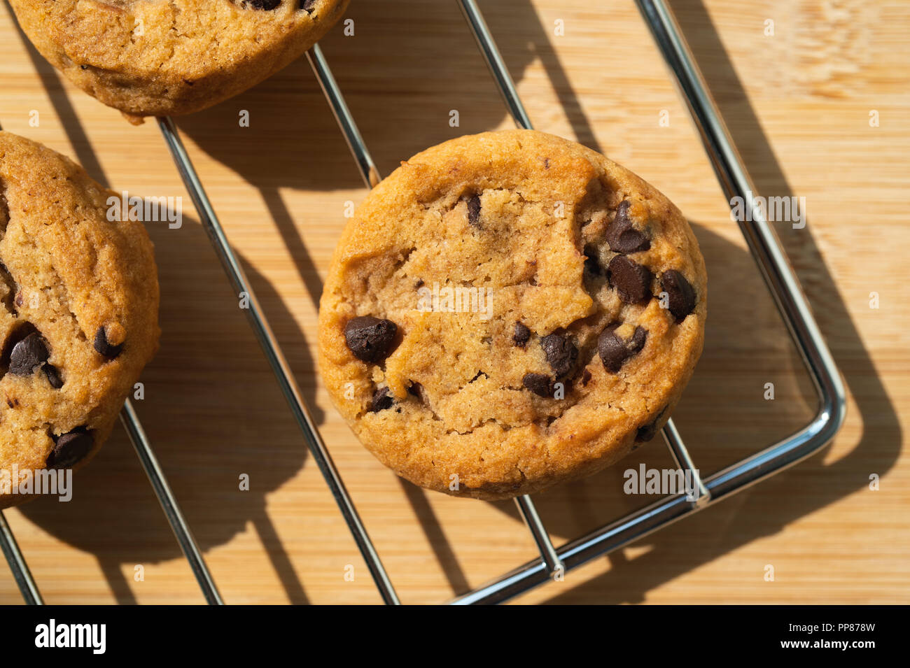 Des cookies chocolat doux sur un plateau du four et la lumière du soleil Banque D'Images
