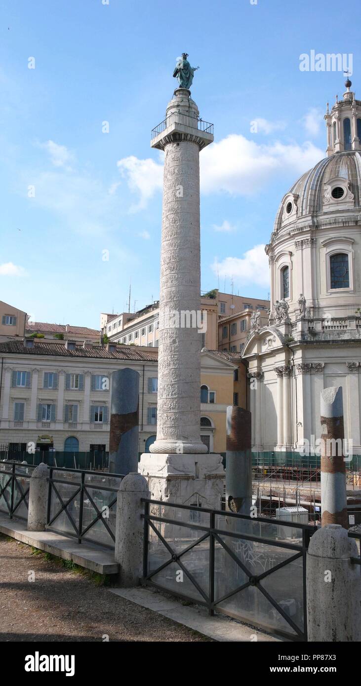 COLUMNA DE TRAJANO, al fondo CUPULA DE LA IGLESIA DEL SANTISIMO NOMBRE DE MARIA DE ESTILO BARROCO. Lieu : FOROS IMPERIALES. ITALIA. Banque D'Images