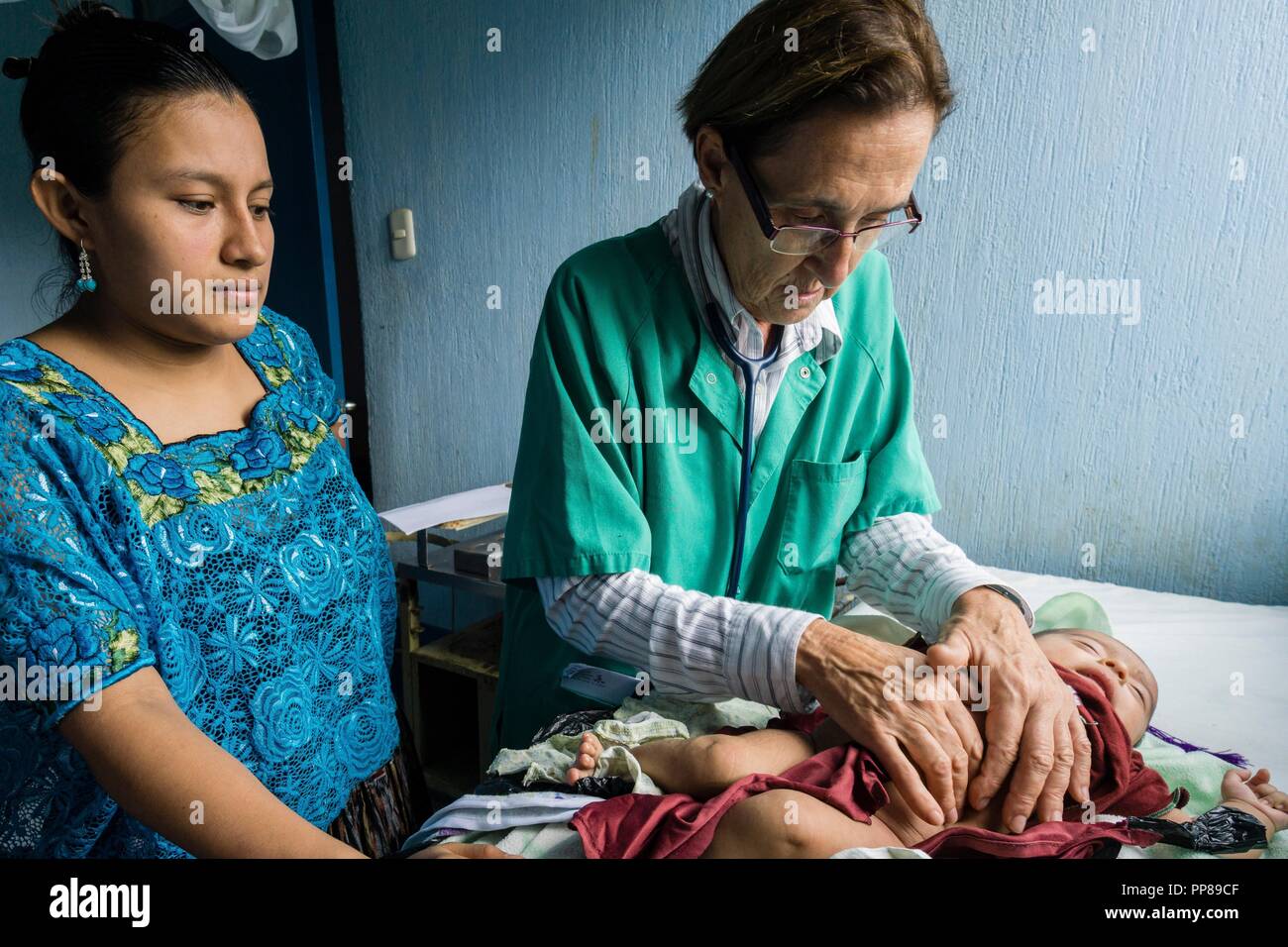 La consulta de pediatria, Centro de Salud, Lancetillo ( La Parroquia), municipio de Uspantán, Quiche , sierra de Chamá, Guatemala, Amérique centrale. Banque D'Images