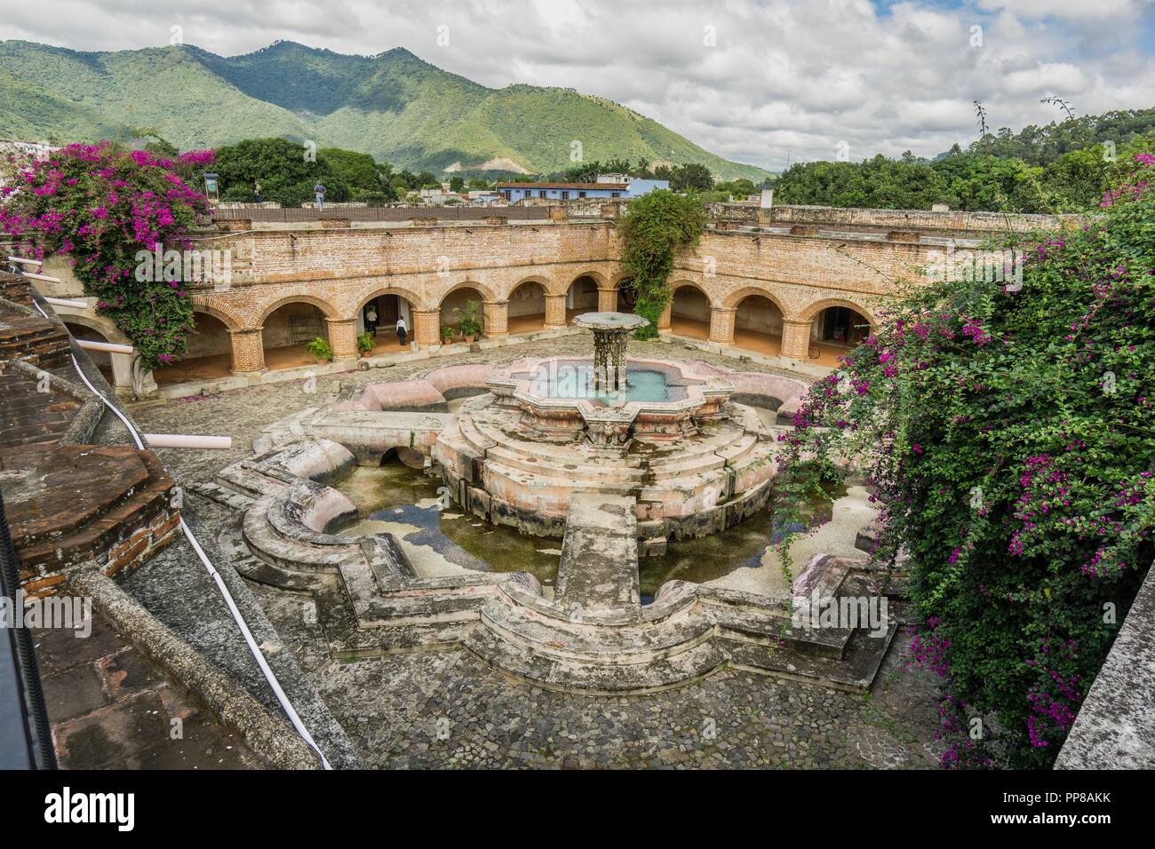 Â"Fuente de PescadosÂ" del siglo XVIII, en el claustro del Convento iñes, Ultrabarroco guatemalteco, siglo XVI, Antigua Guatemala, Región de La Araucanía, Guatemala, Amérique centrale. Banque D'Images