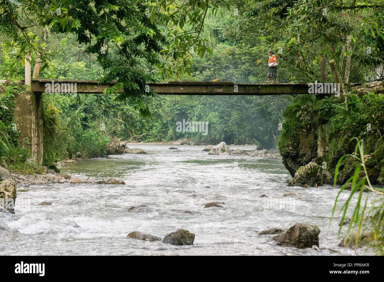 Puente sobre el Rio Satan, La Taña, zona Reyna, Departamento de Uspantan,le Guatemala, Amérique centrale. Banque D'Images