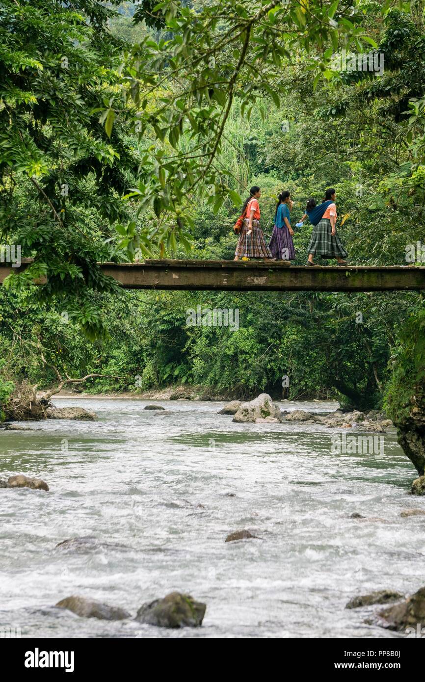 Puente sobre el Rio Satan, La Taña, zona Reyna, Departamento de Uspantan,le Guatemala, Amérique centrale. Banque D'Images