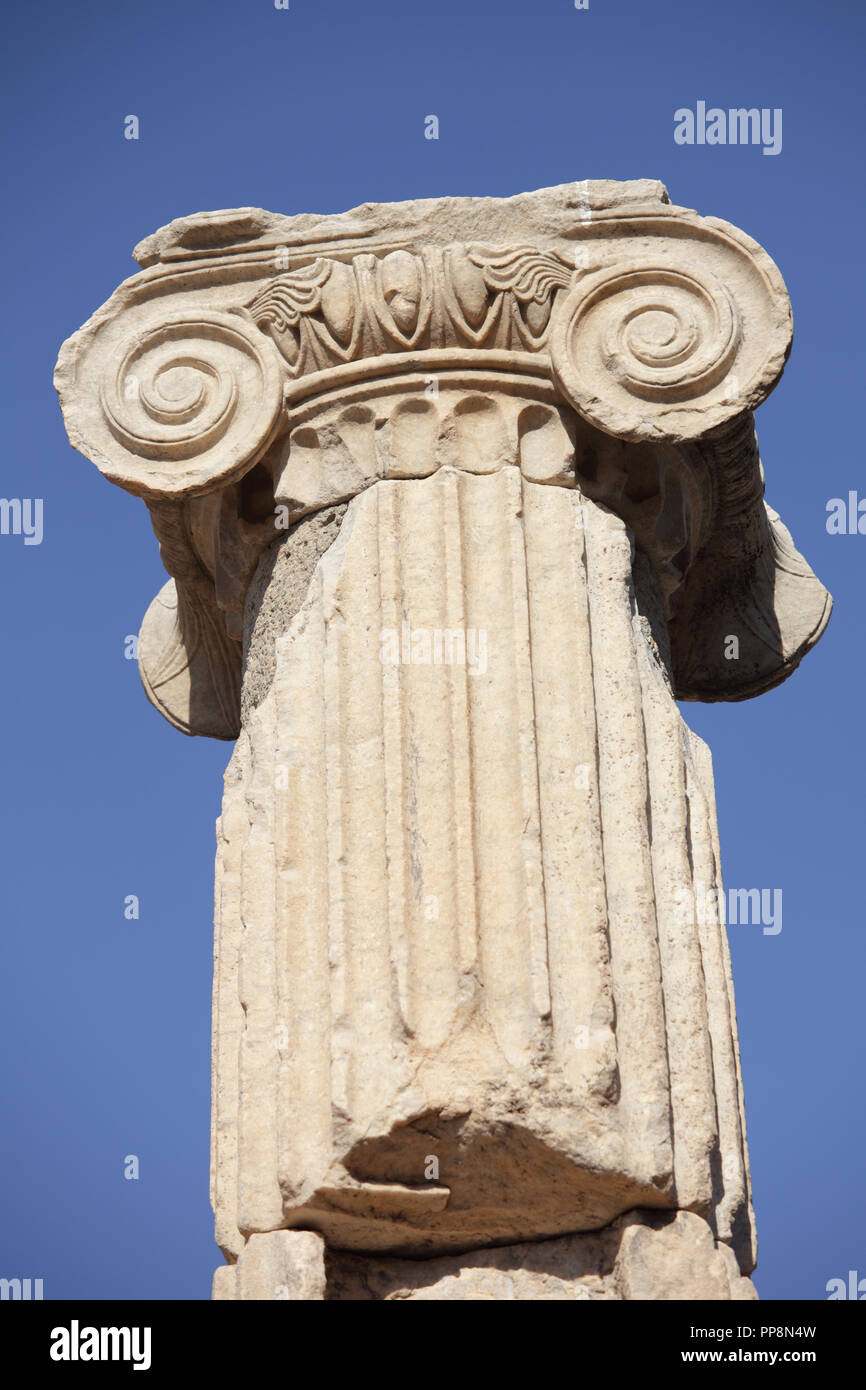 Colonne antique avec l'Ionic capital contre ciel bleu Banque D'Images