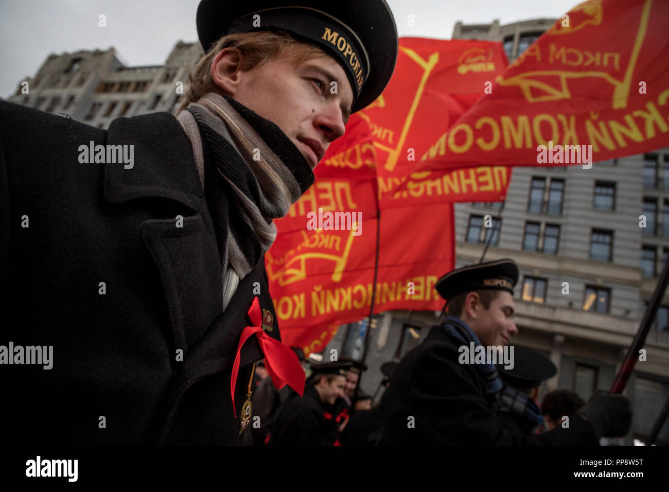 Les partisans du parti communiste de la Fédération de Russie (CPRF) de différents pays par l'intermédiaire de mars centre de Moscou en Russie le 7 novembre 2017 Banque D'Images