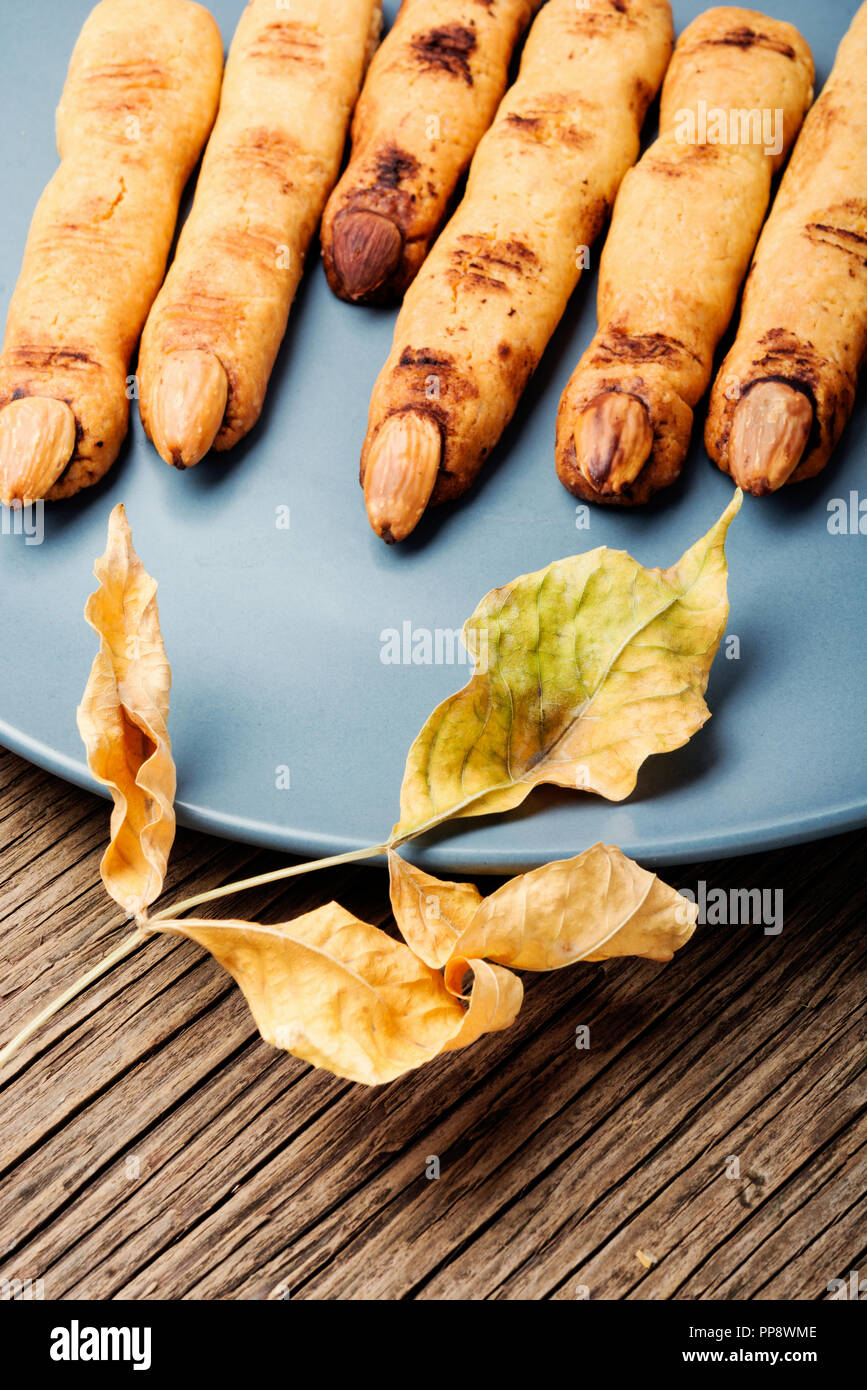 Doigt Halloween cookies sur table en bois. Halloween party. Banque D'Images