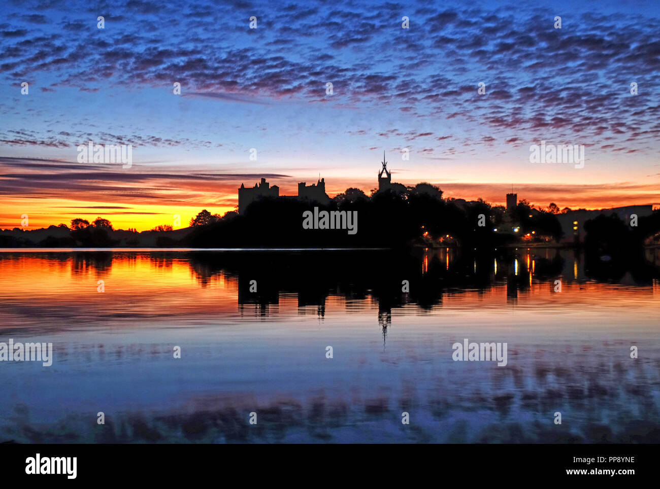 Le soleil se lève derrière le Palais de Linlithgow, West Lothian, lieu de naissance de Marie, Reine des Écossais. Banque D'Images