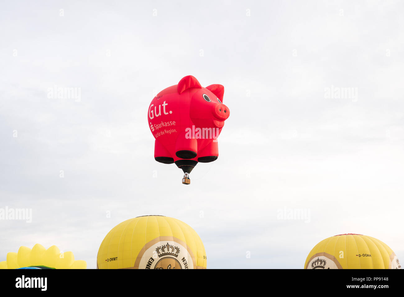Forme spéciale hot air balloon fort d'épargne de la banque Sparkasse lors de la 28e Internationale Montgolfiade Warsteiner, 2018 à Warstein, Allemagne, Banque D'Images
