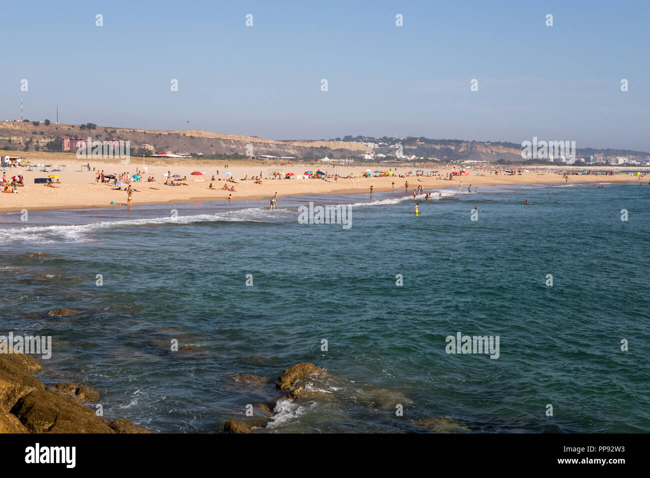 Portugal plage, Cova do Vapor. Les gens Banque D'Images
