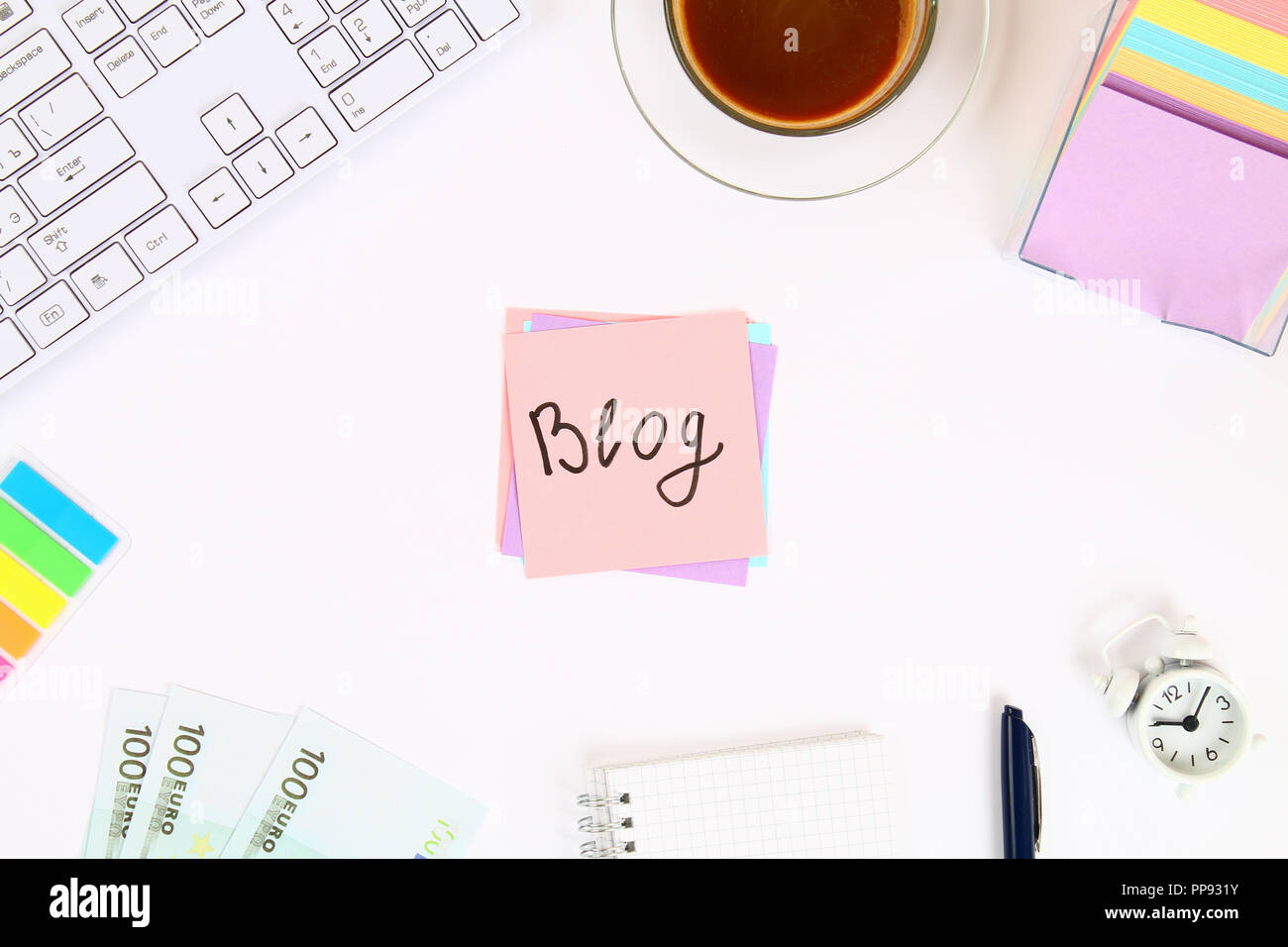 Blog de texte sur un autocollant note sur un bureau blanc à côté d'une tasse à café et d'un clavier. Vue de dessus, la mise en page Banque D'Images