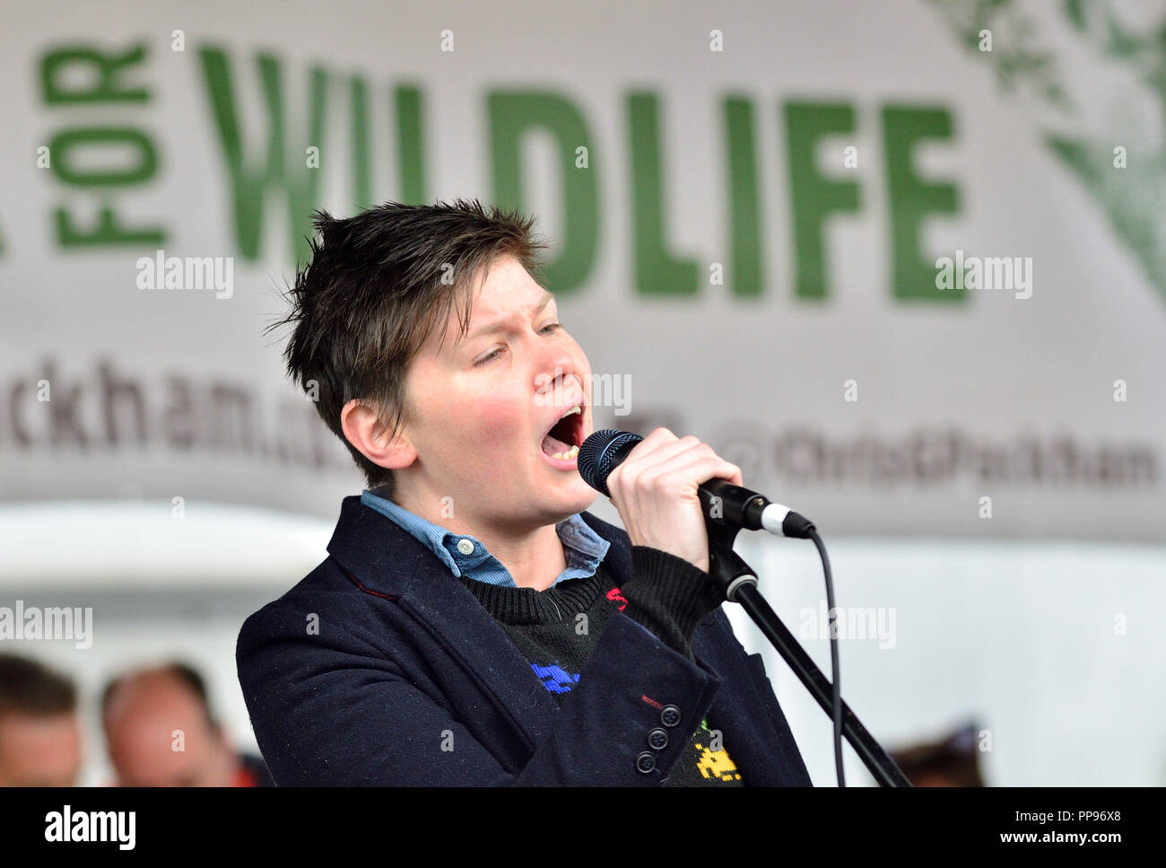 Grace Petrie - chanteur-compositeur-interprète - Exécution dans Hyde Park avant la marche pour la faune, Londres, 22 sept 2018 Banque D'Images
