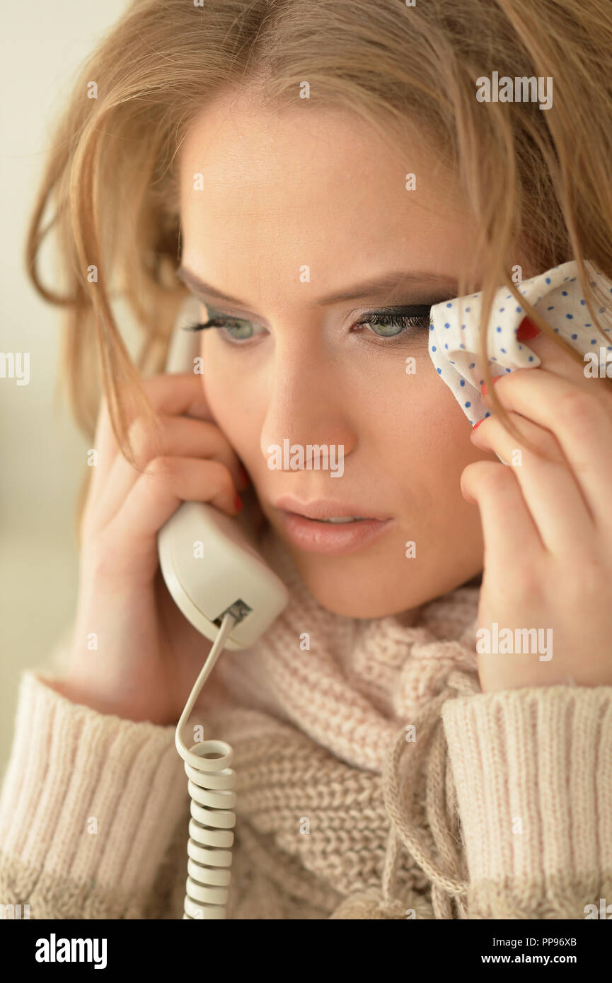 Triste Portrait de jeune femme parlant au téléphone et de pleurer Banque D'Images
