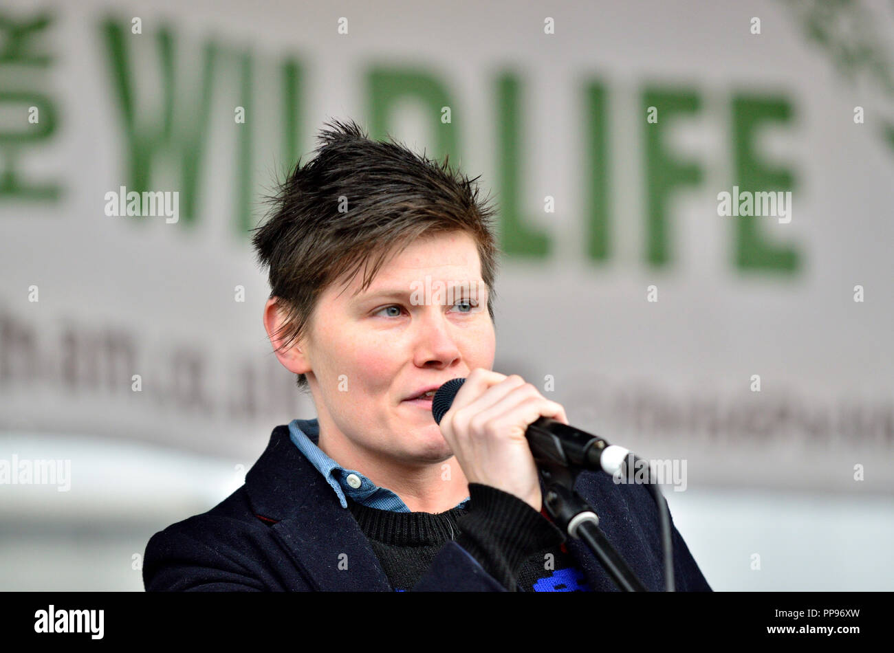 Grace Petrie - chanteur-compositeur-interprète - Exécution dans Hyde Park avant la marche pour la faune, Londres, 22 sept 2018 Banque D'Images