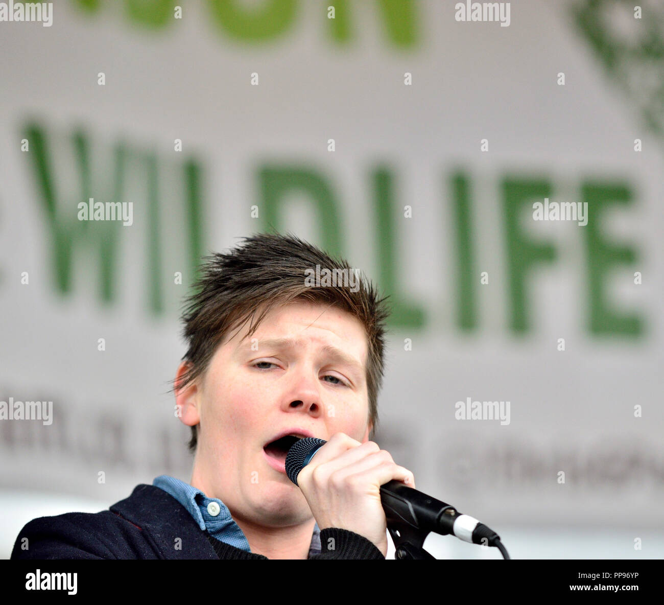 Grace Petrie - chanteur-compositeur-interprète - Exécution dans Hyde Park avant la marche pour la faune, Londres, 22 sept 2018 Banque D'Images
