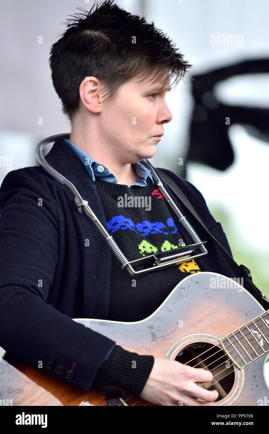 Grace Petrie - chanteur-compositeur-interprète - Exécution dans Hyde Park avant la marche pour la faune, Londres, 22 sept 2018 Banque D'Images