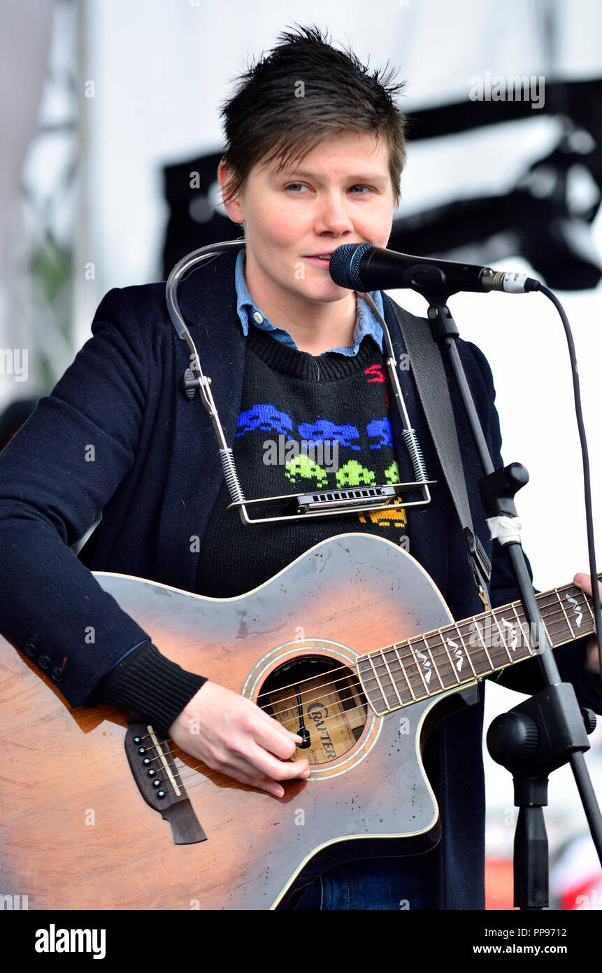 Grace Petrie - chanteur-compositeur-interprète - Exécution dans Hyde Park avant la marche pour la faune, Londres, 22 sept 2018 Banque D'Images