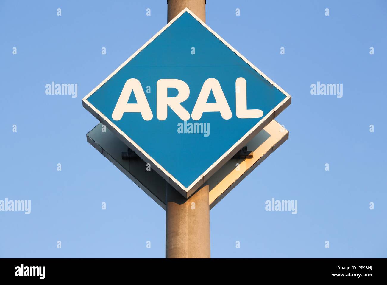 Budelsdorf, Allemagne - le 22 juillet 2018 : signe d'Aral sur un panneau. Leman est une marque de carburants automobiles et stations-service, présent dans l'Allemagne et le Luxembourg Banque D'Images