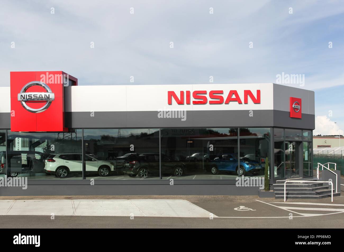 Villefranche, France - 2 juin 2018 : concessionnaire Nissan. Nissan Motor Company Ltd est un fabricant automobile multinationale japonaise Banque D'Images