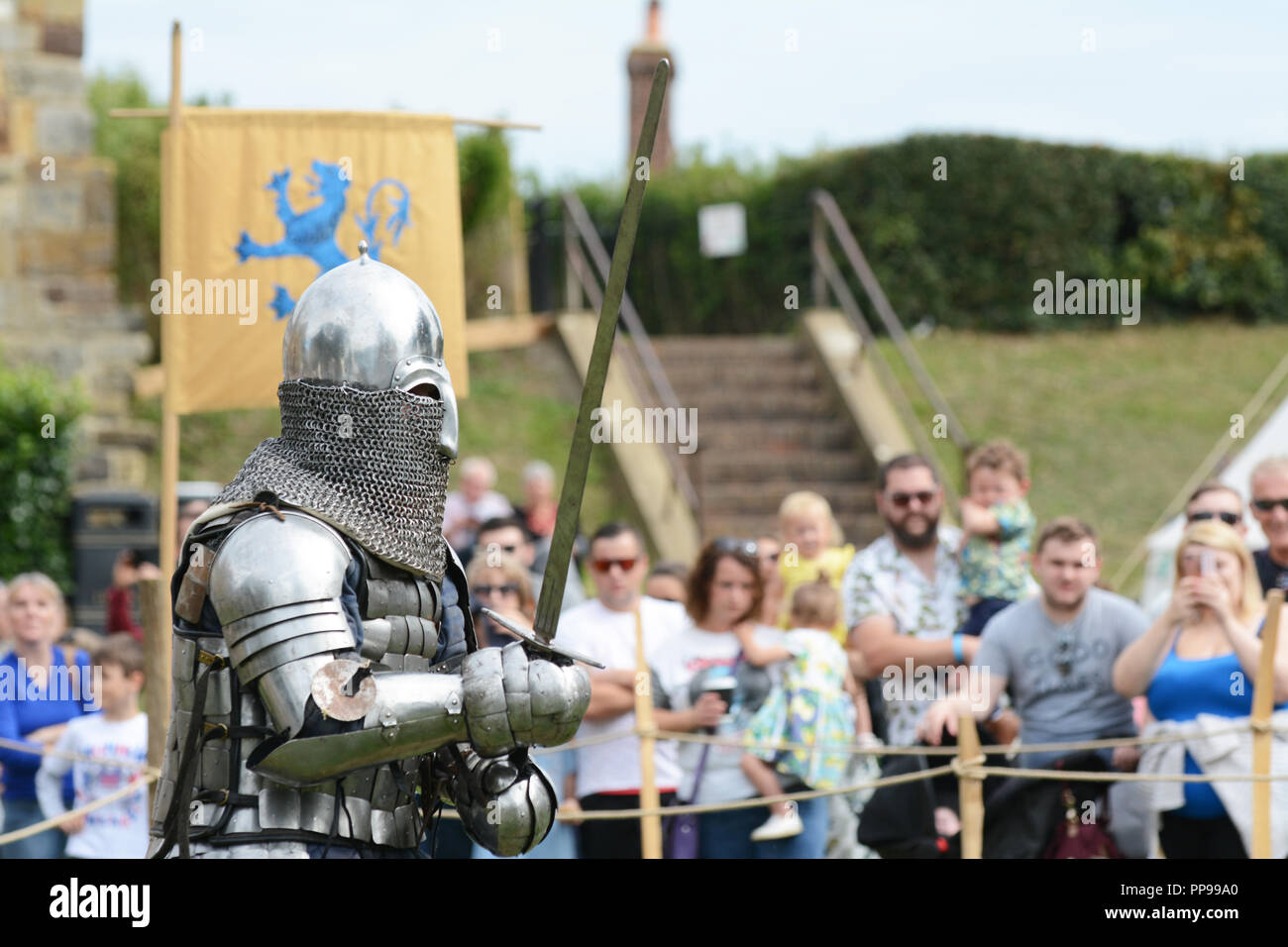 TONBRIDGE, Angleterre - le 9 septembre 2018 : chevalier médiéval en pleine bataille d'apparat avec une visière maille brandit son épée à une bataille re-enactment dans Banque D'Images