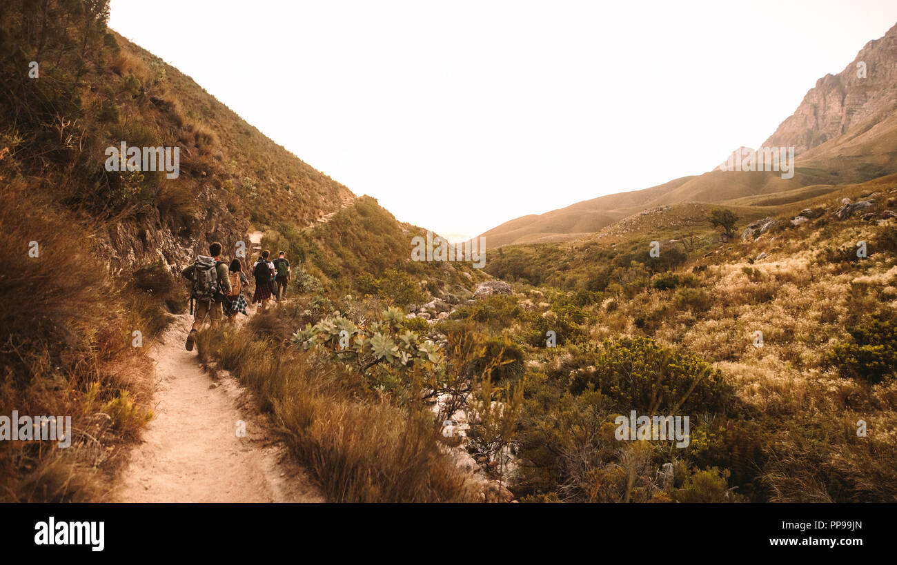 Extreme terrain rocheux en montagne avec les randonneurs marchant à travers la voie de terre. Groupe de jeunes gens marchant à travers piste de montagne. Banque D'Images