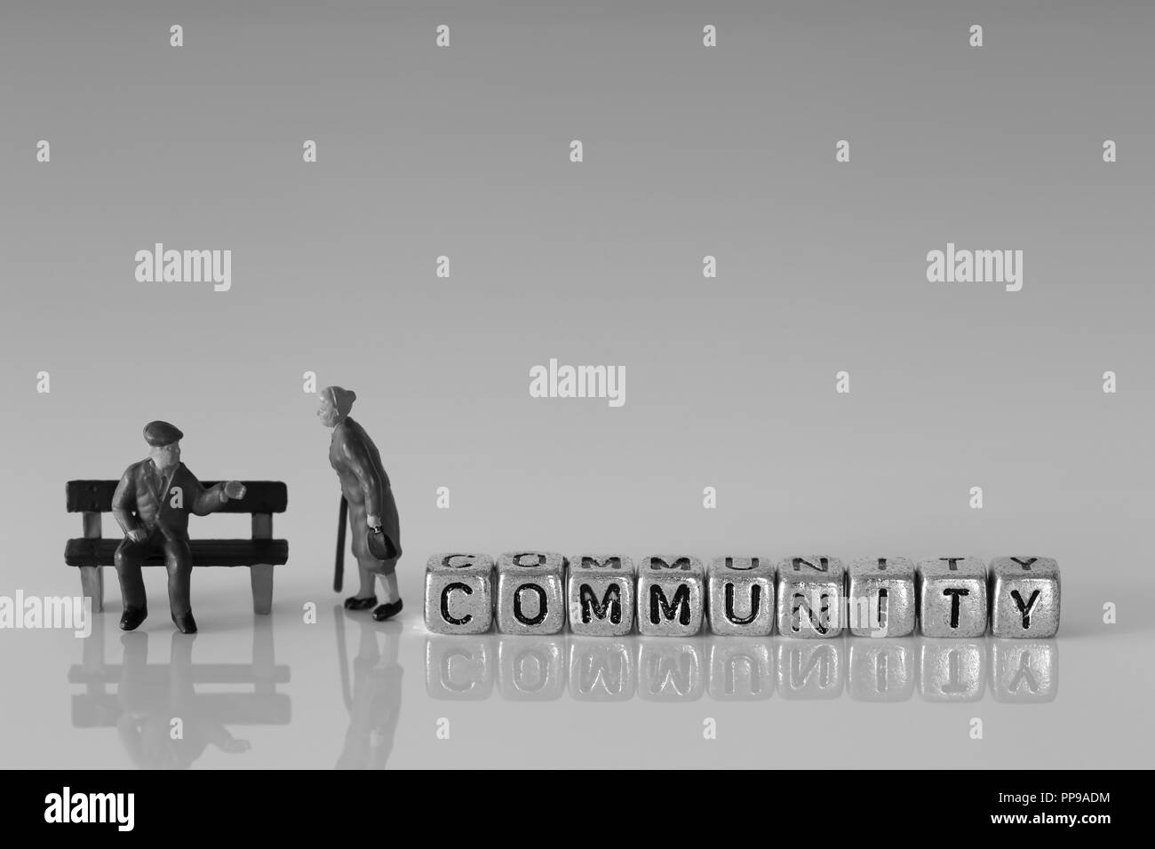 Modèle à l'échelle miniature retraités senior parler avec le mot communauté sur beads Banque D'Images
