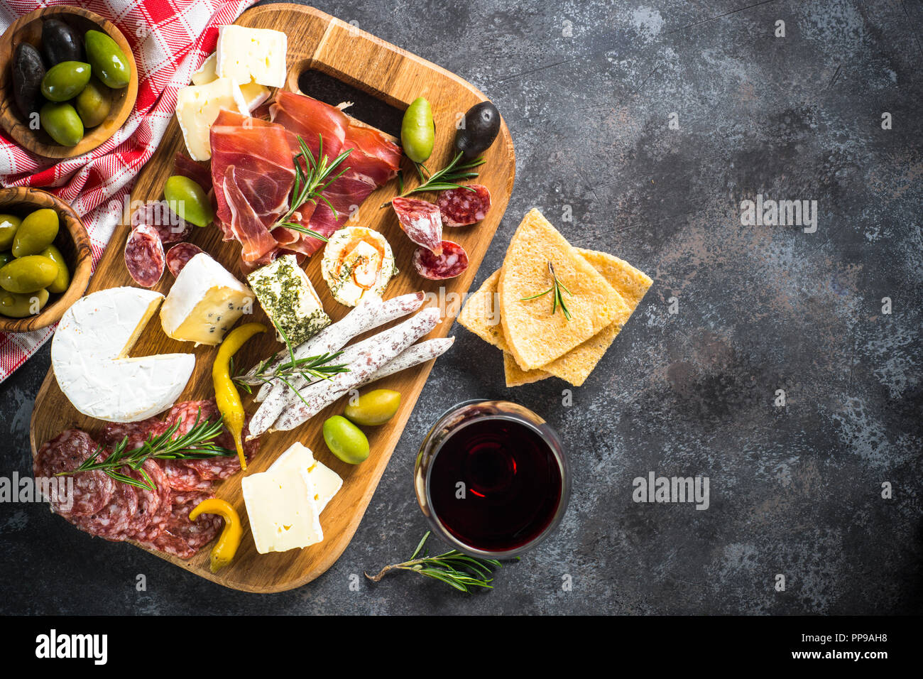 Conseil d'antipasto de tranches de viande, jambon, salami, fromage, olives un Banque D'Images