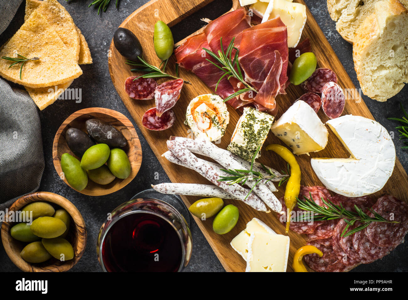 Conseil d'antipasto de tranches de viande, jambon, salami, fromage, olives un Banque D'Images