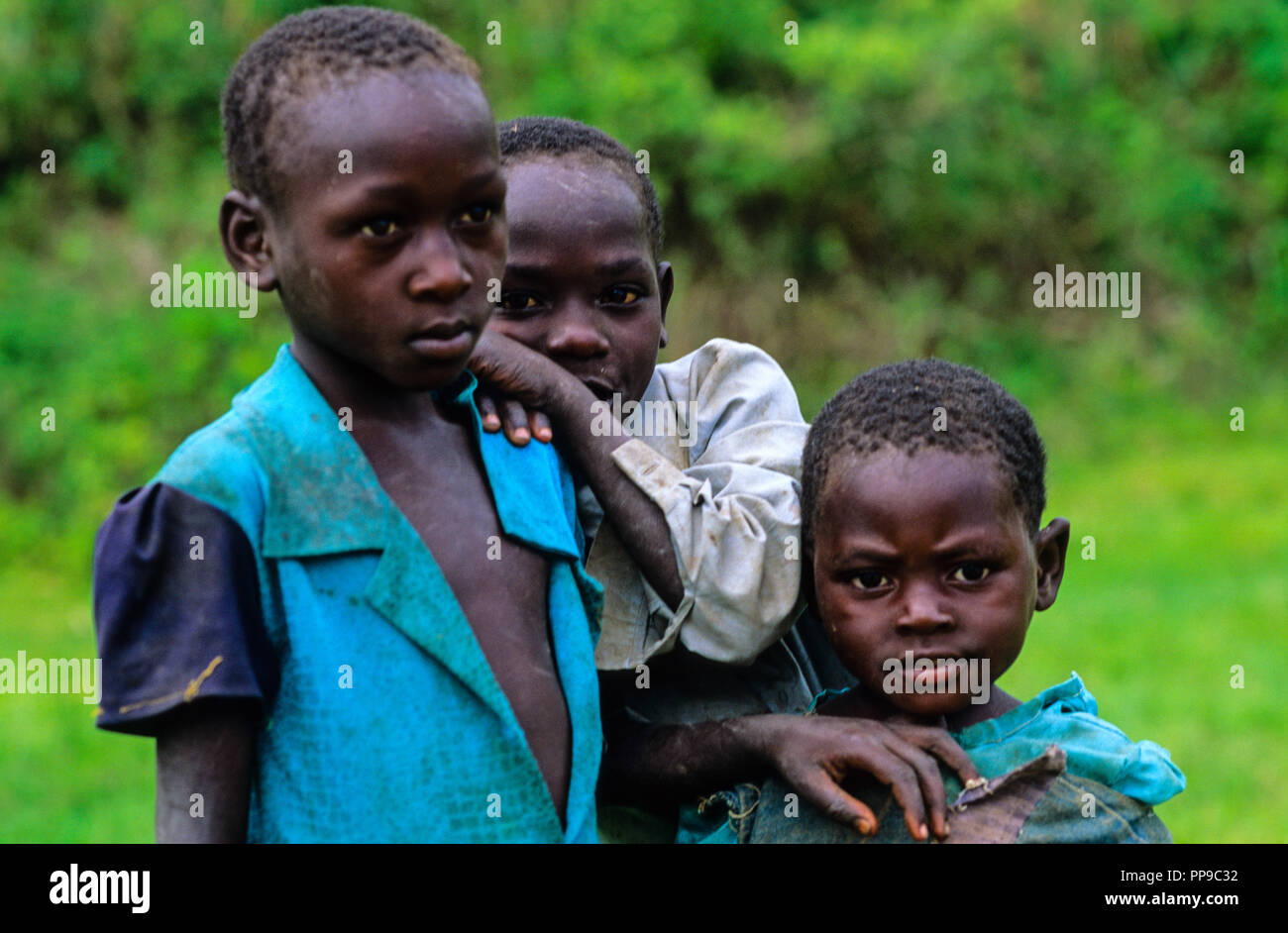 Enfants pygmées, sur le chemin de l'école, Bundibugyo, l'Ouganda, l'Afrique. Banque D'Images