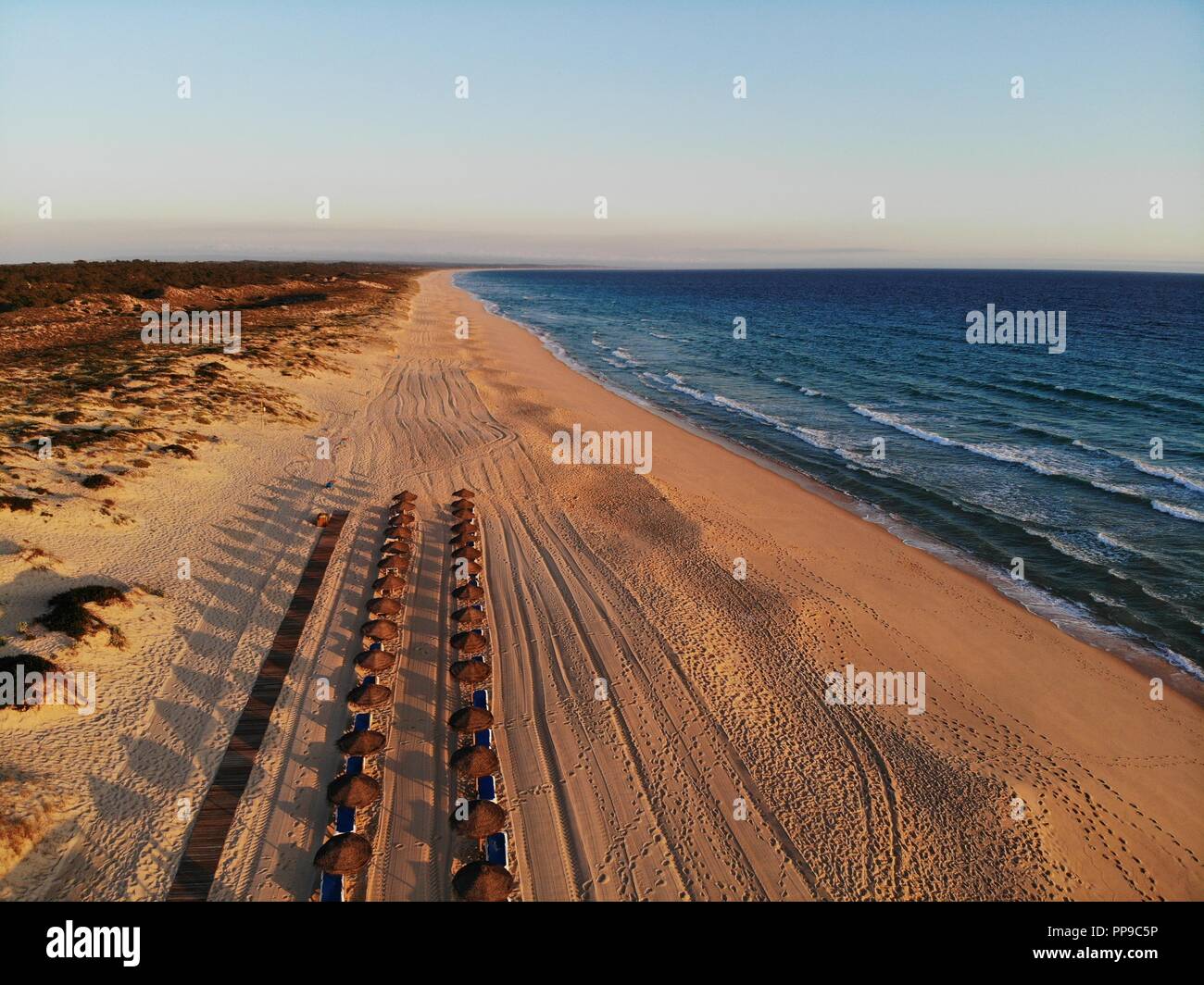 Vue de la plage de Carvalhal à Comporta au coucher du soleil Banque D'Images