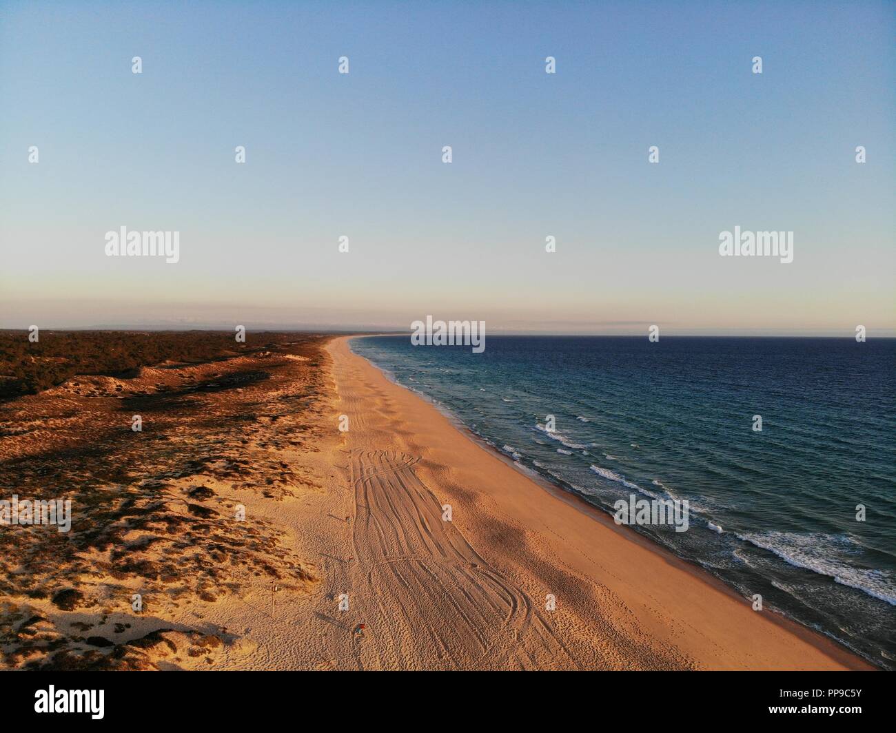 Vue de la plage de Carvalhal à Comporta au coucher du soleil Banque D'Images