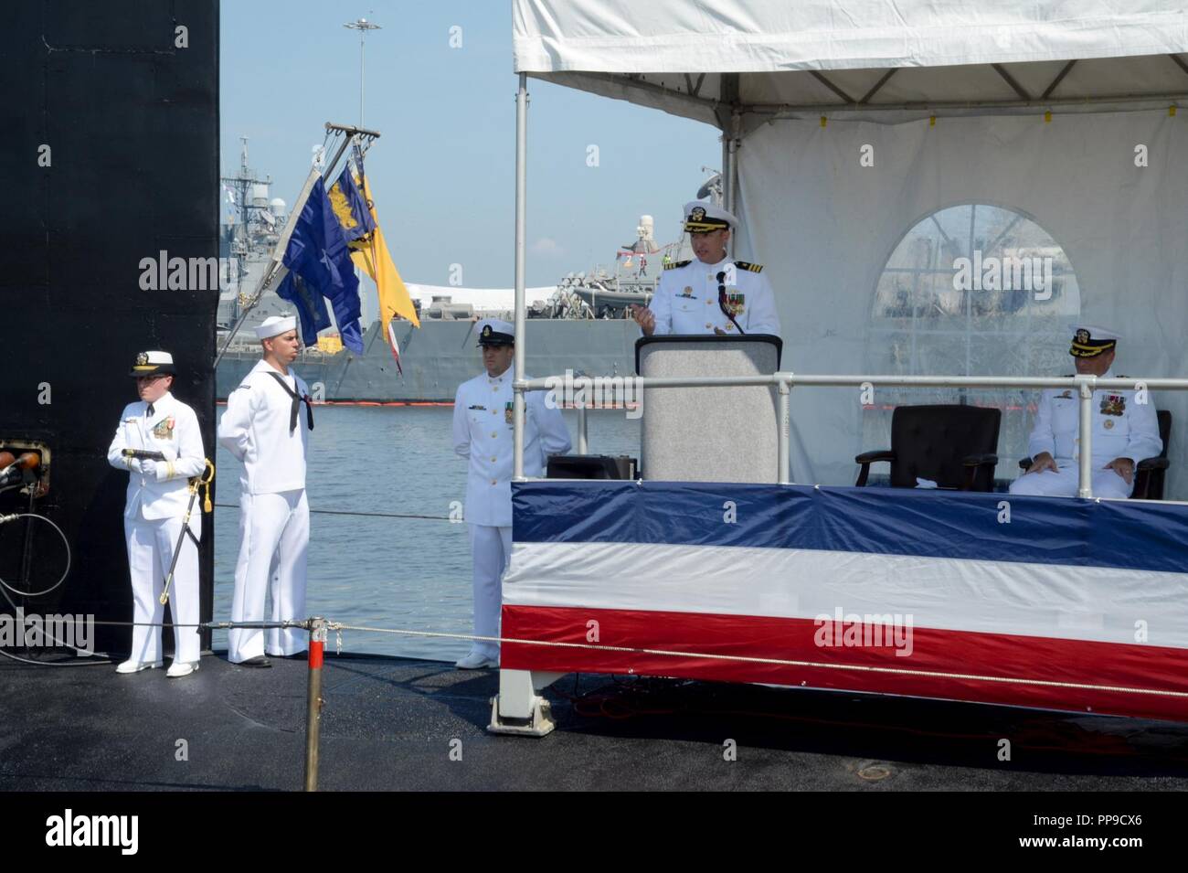 NORFOLK, Virginie (Août 15, 2018) Le Cmdr. Burt Canfield, le commandant sortant de USS John Warner (SSN 785), traite les invités pendant la force sous-marine cérémonie de passation de commandement, à Norfolk, Va. Cmdr. William Wiley soulagé Canfield comme commandant de John Warner. Banque D'Images