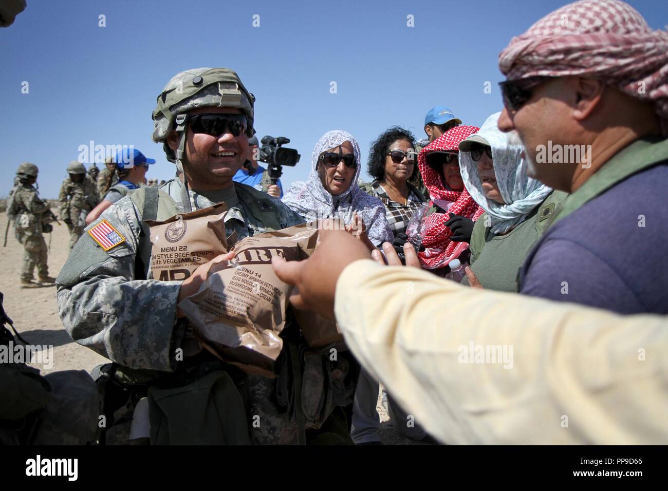 Soldats attachés à la 152e Bataillon de soutien au maintien en puissance de combat, le Dakota du Sud la pratique de Garde Nationale d'armée contre les émeutes au Centre National d'entraînement, Fort Irwin, en Californie, le 15 août prochain. Des soldats de la compagnie de composite 1067th Transport 228e, 213e Bataillon, Groupe de soutien régional, New Jersey Army National Guard et la 152e SCBS formés ensemble, au sein de la Force Rushmore, à l'appui de la 56e brigade Stryker combat l'équipe de combat de la rotation du centre de formation au NTC. Rôle civil joueurs augmenter la formation pour accroître le réalisme. Banque D'Images