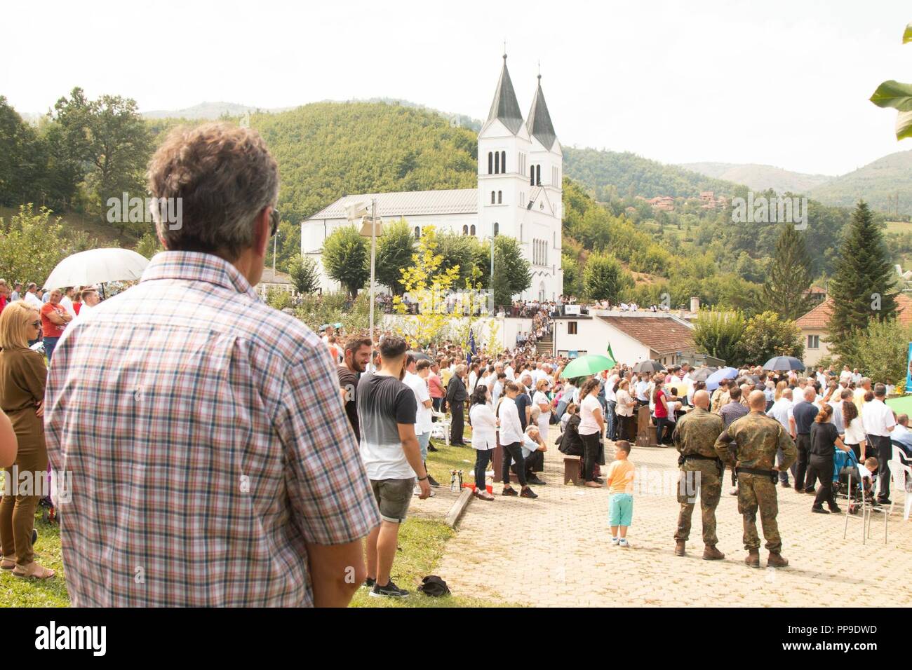 Cinq mille à 10 mille Kosovars et pèlerins, 200 soldats de la KFOR de diverses nations et environ 70 MNBG-E soldats participent à une messe à l'église de la Vierge Noire à la suite d'un pèlerinage à Letnica, Kosovo, 15 août. Saint Teresa de Calcutta a entendu son appel à servir Dieu au cours d'un pèlerinage semblable le 15 août, 1928. (US Army Banque D'Images