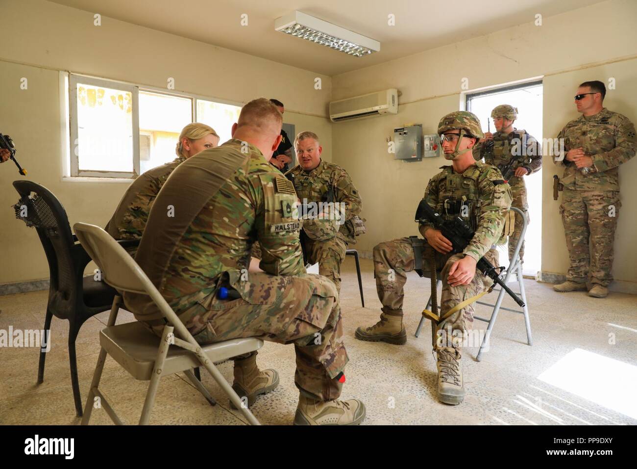 L'AÉRODROME DE KANDAHAR, en Afghanistan (16 août 2000 16, 2018) -- Les conseillers de l'armée américaine de former, conseiller et assister les Command-South simuler une mission consultative, le 16 août 2018, au cours d'un exercice d'entraînement de la situation d'Ange Gardien à l'aérodrome de Kandahar, Afghanistan. Des conseillers de TAAC-Sud, qui sont affectés à la 40e Division d'infanterie, la Garde nationale de Californie, l'équipe de combat de la 2e Brigade d'infanterie, 4ème Division d'infanterie et de la 1re Brigade d'aide des forces de sécurité, effectuer des missions de conseil avec leur armée nationale afghane et la Police nationale afghane par les homologues de la province de Kandahar. Banque D'Images