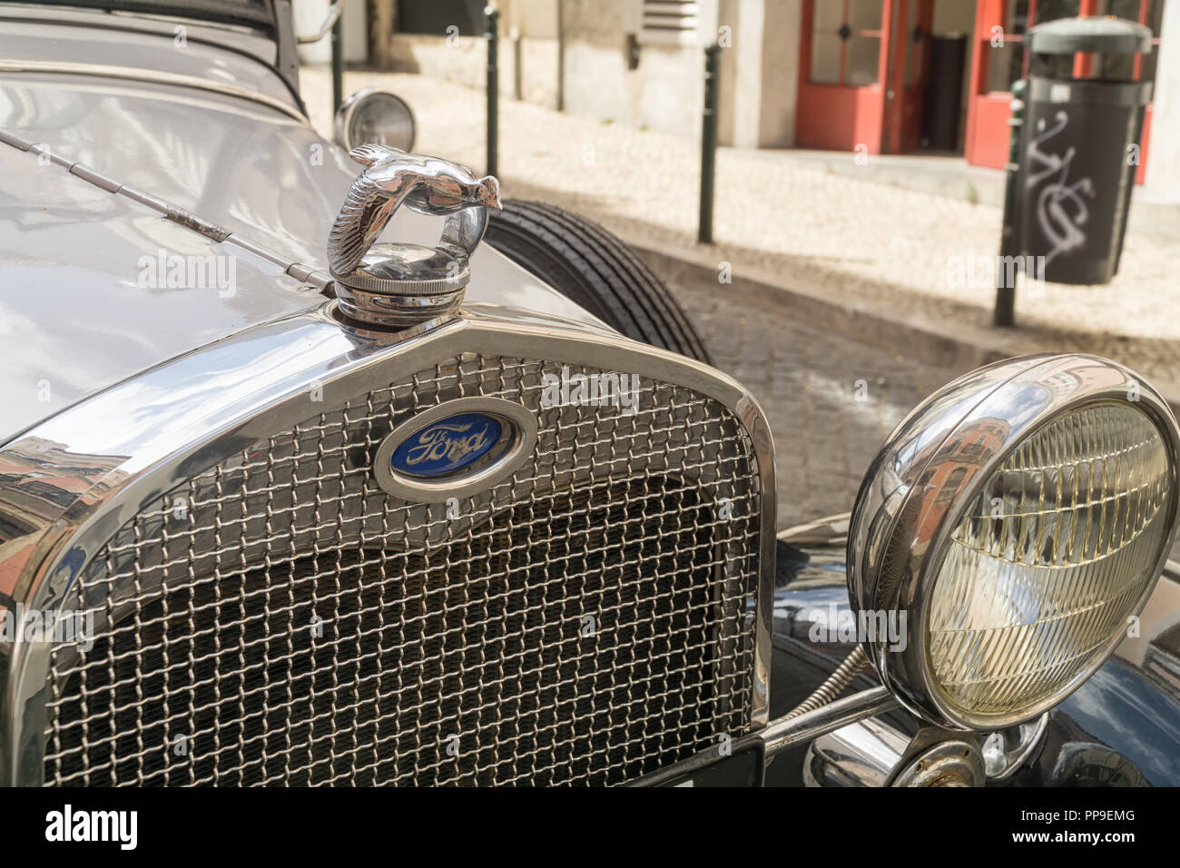 Lisbonne, Portugal - 03 septembre, 2018 : Ford Modèle A ; vue de l'avant avec l'emblème de Ford et battant Quail Hotte ornement. Close-up. Banque D'Images