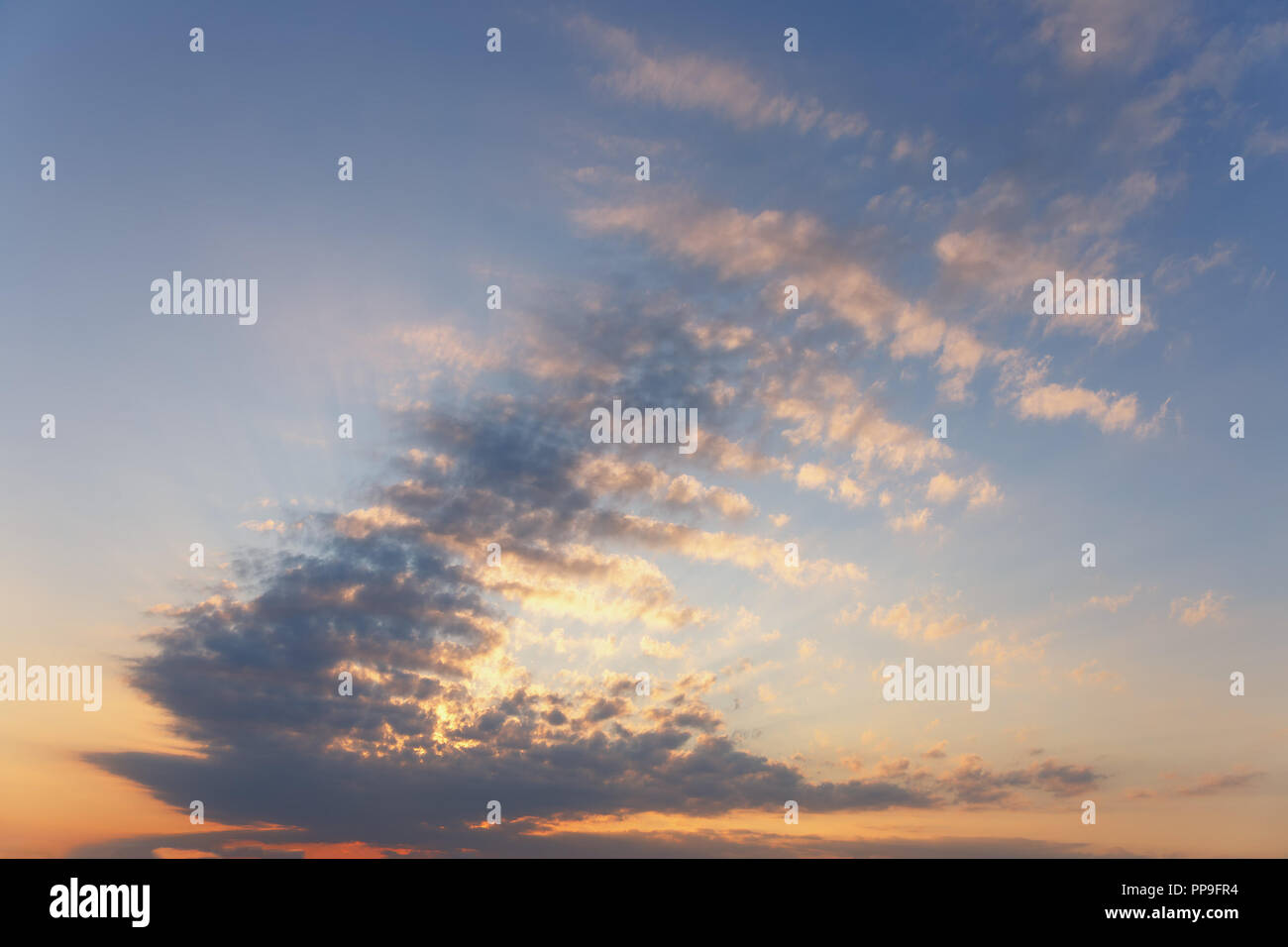 Ciel bleu avec des nuages sombres et lumineux comme un arrière-plan naturel Banque D'Images