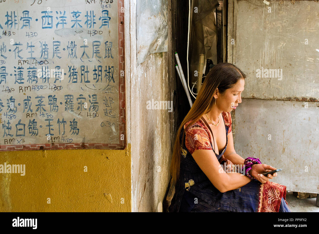 Jolie travesti dans une ruelle de Chinatown à Kuala Lumpur Banque D'Images