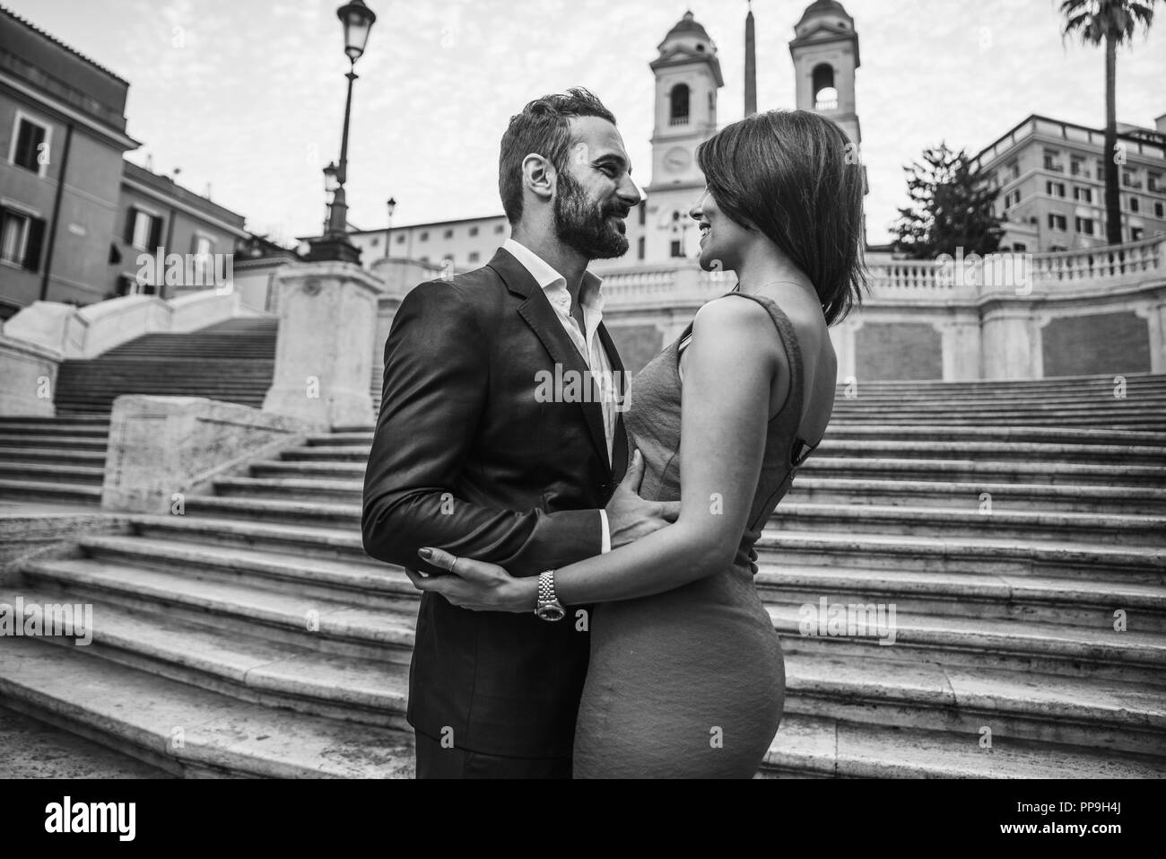 Beau couple à Rome, Italie - petit ami et petite amie la marche à l'extérieur à Spagna Square et de la Trinita dei Monti Banque D'Images