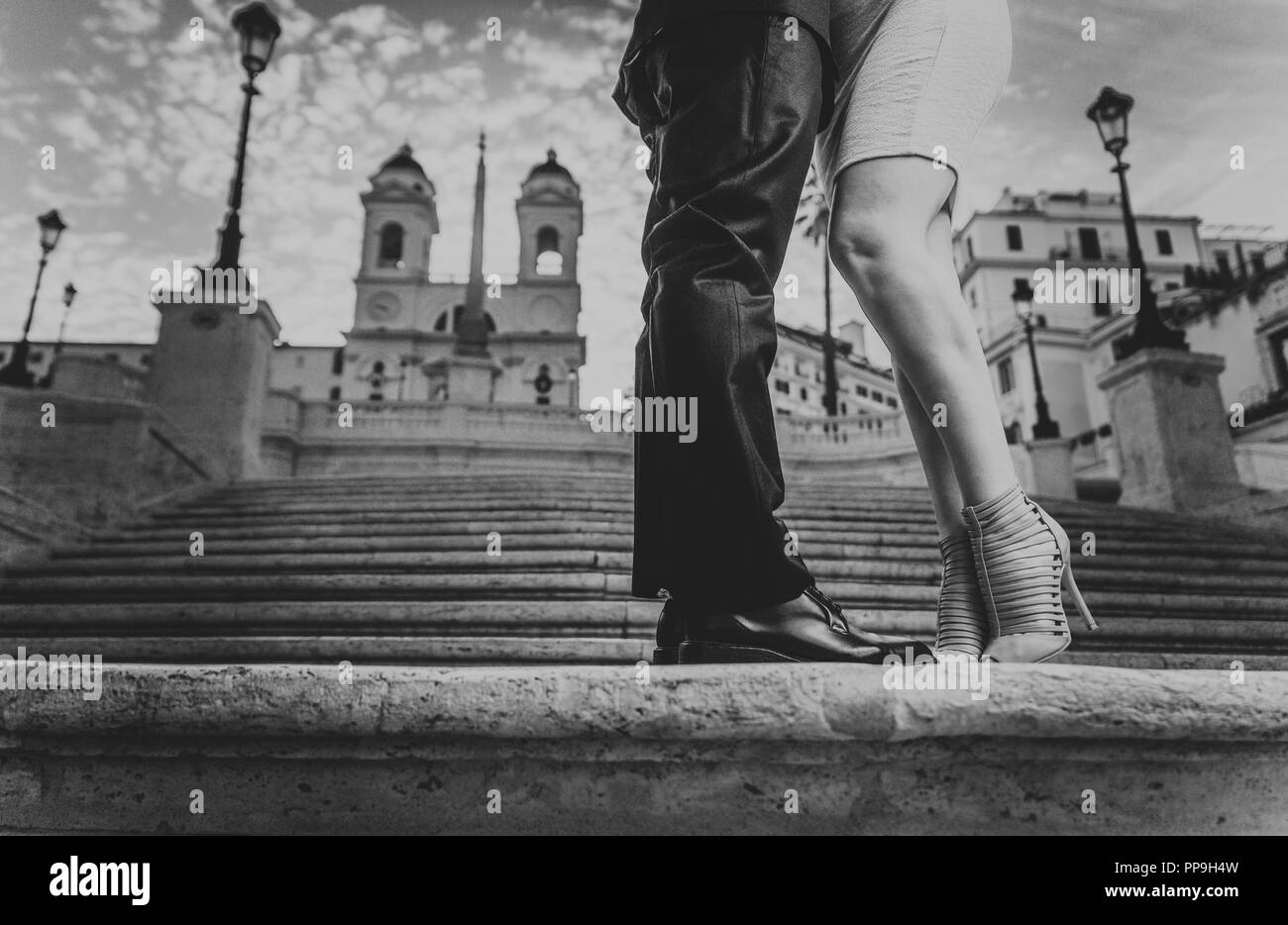Beau couple à Rome, Italie - petit ami et petite amie s'embrasser en plein air à Spagna Square et de la Trinita dei Monti Banque D'Images